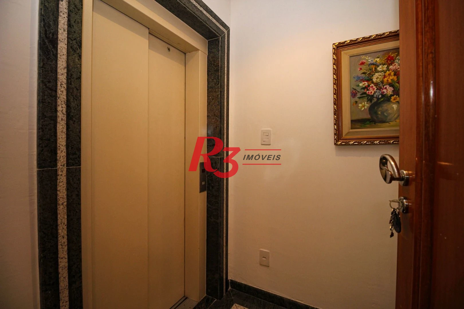 COBERTURA NO GONZAGA COM 4 ANDARES SERVIDOS POR ELEVADOR - ÚNICA DE SANTOS