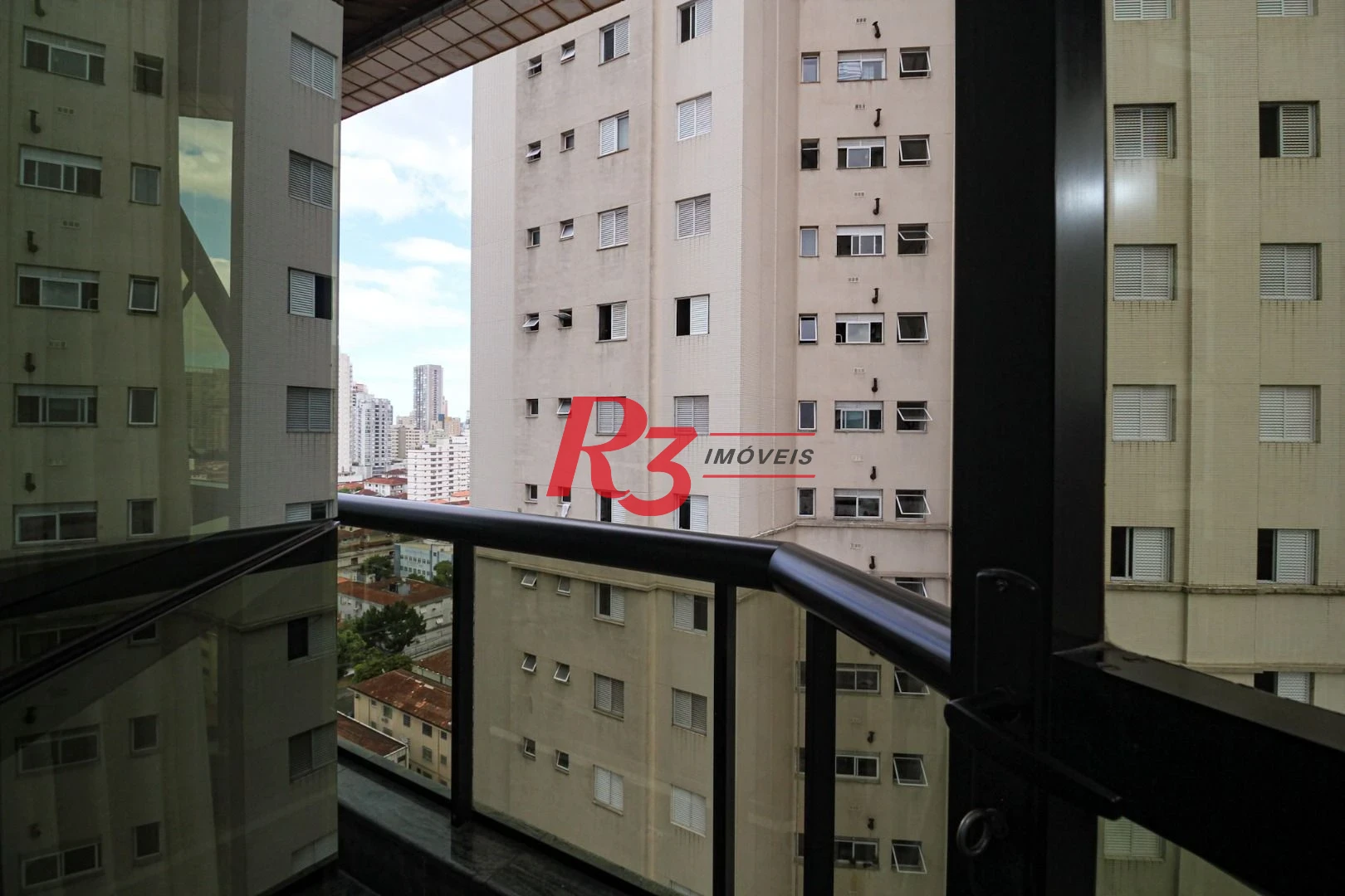 COBERTURA NO GONZAGA COM 4 ANDARES SERVIDOS POR ELEVADOR - ÚNICA DE SANTOS