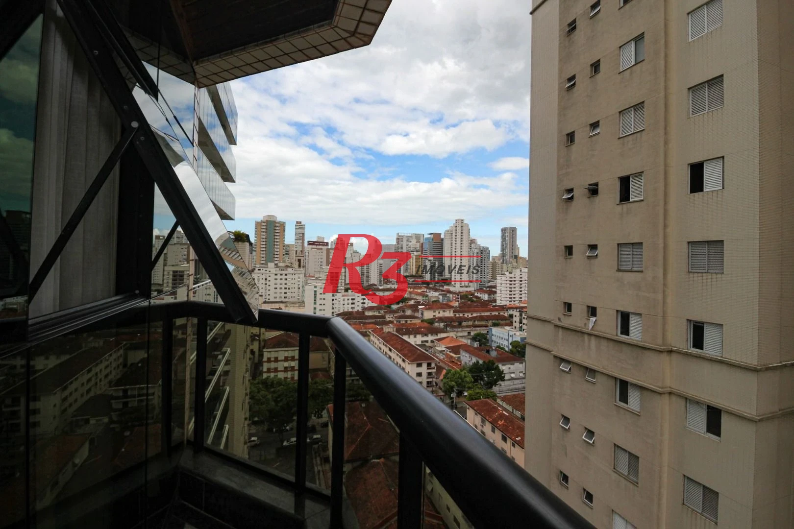 COBERTURA NO GONZAGA COM 4 ANDARES SERVIDOS POR ELEVADOR - ÚNICA DE SANTOS
