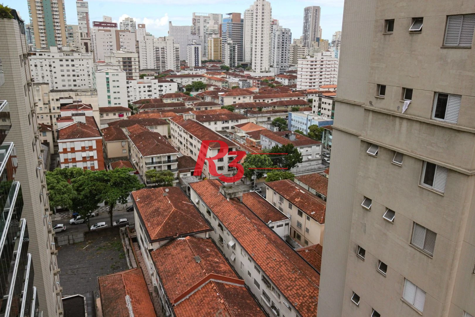 COBERTURA NO GONZAGA COM 4 ANDARES SERVIDOS POR ELEVADOR - ÚNICA DE SANTOS