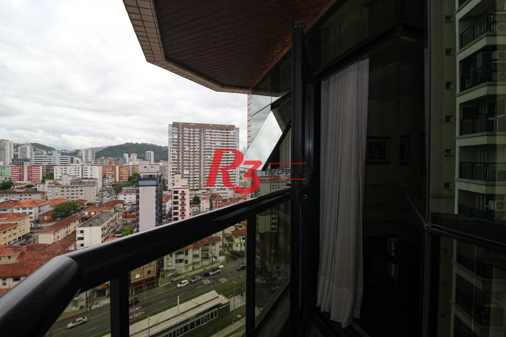 COBERTURA NO GONZAGA COM 4 ANDARES SERVIDOS POR ELEVADOR - ÚNICA DE SANTOS