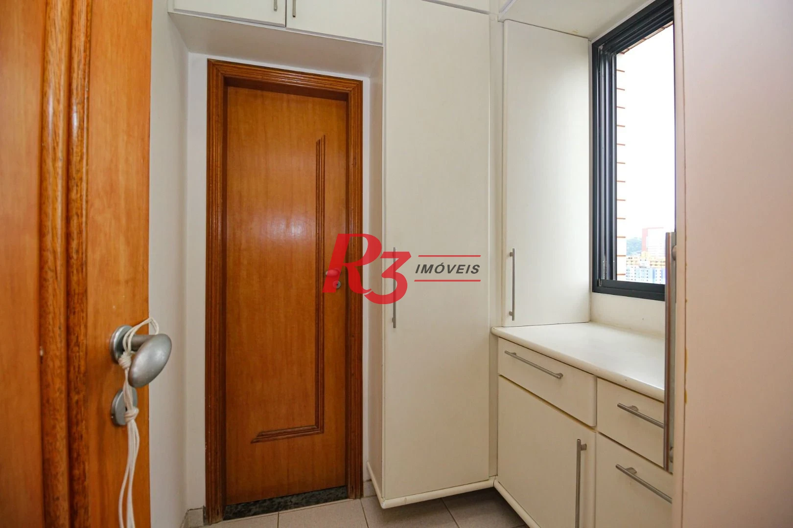 COBERTURA NO GONZAGA COM 4 ANDARES SERVIDOS POR ELEVADOR - ÚNICA DE SANTOS
