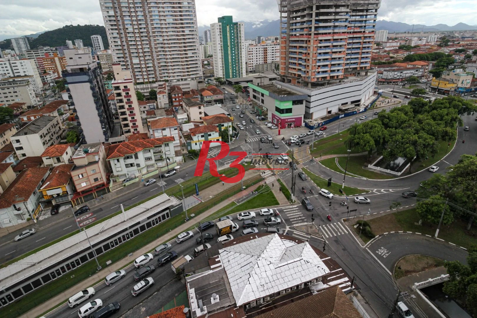 COBERTURA NO GONZAGA COM 4 ANDARES SERVIDOS POR ELEVADOR - ÚNICA DE SANTOS