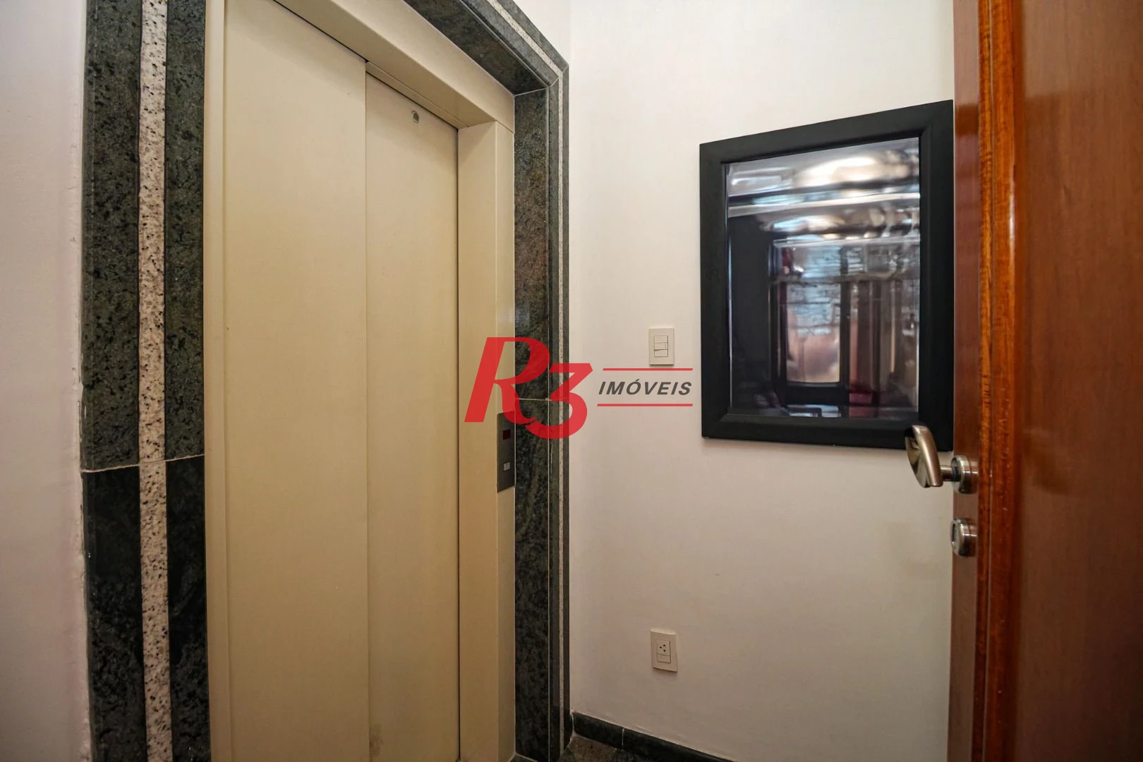 COBERTURA NO GONZAGA COM 4 ANDARES SERVIDOS POR ELEVADOR - ÚNICA DE SANTOS