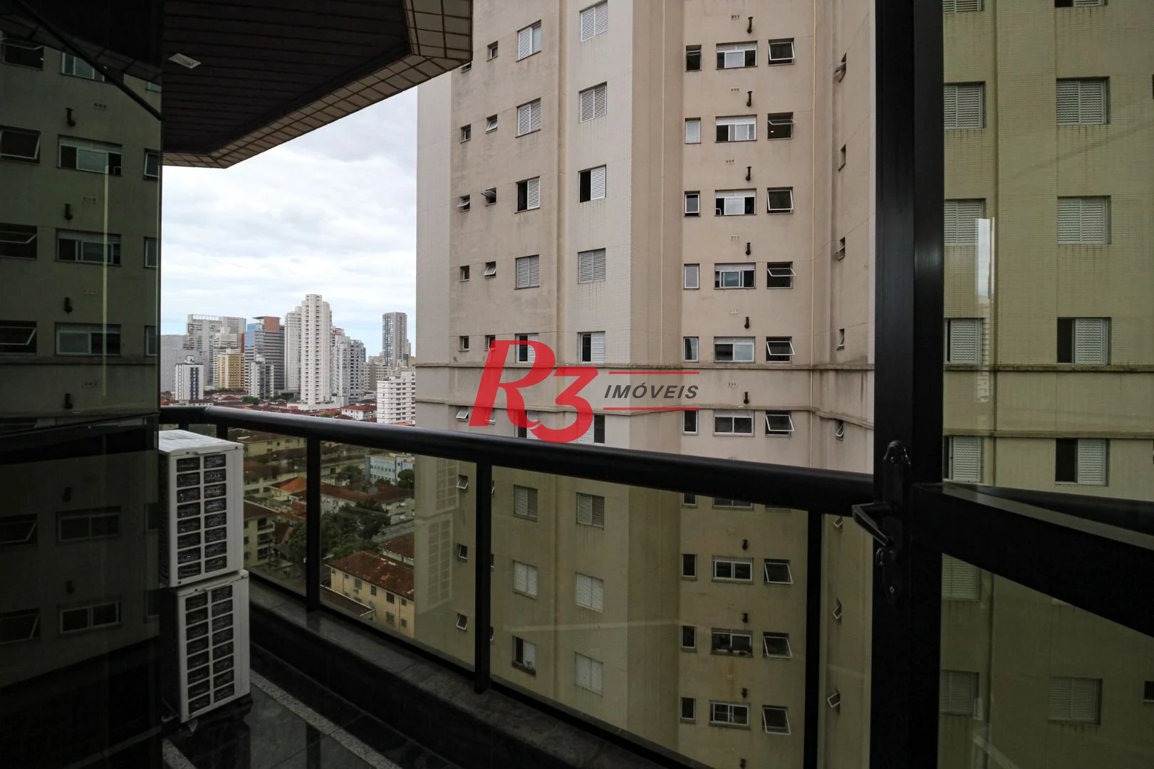 COBERTURA NO GONZAGA COM 4 ANDARES SERVIDOS POR ELEVADOR - ÚNICA DE SANTOS