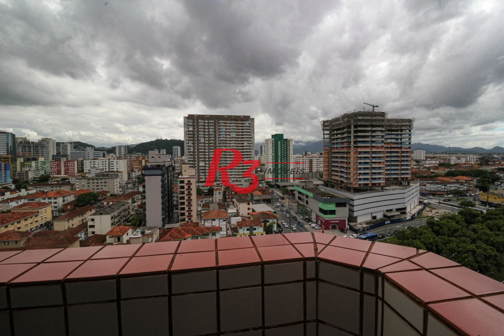 COBERTURA NO GONZAGA COM 4 ANDARES SERVIDOS POR ELEVADOR - ÚNICA DE SANTOS