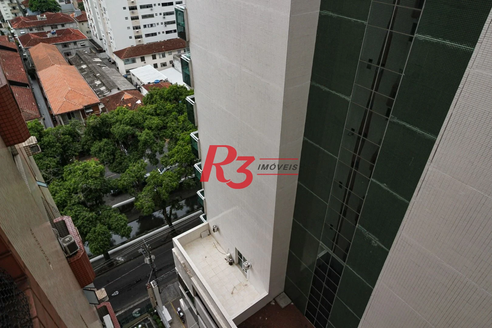 COBERTURA NO GONZAGA COM 4 ANDARES SERVIDOS POR ELEVADOR - ÚNICA DE SANTOS