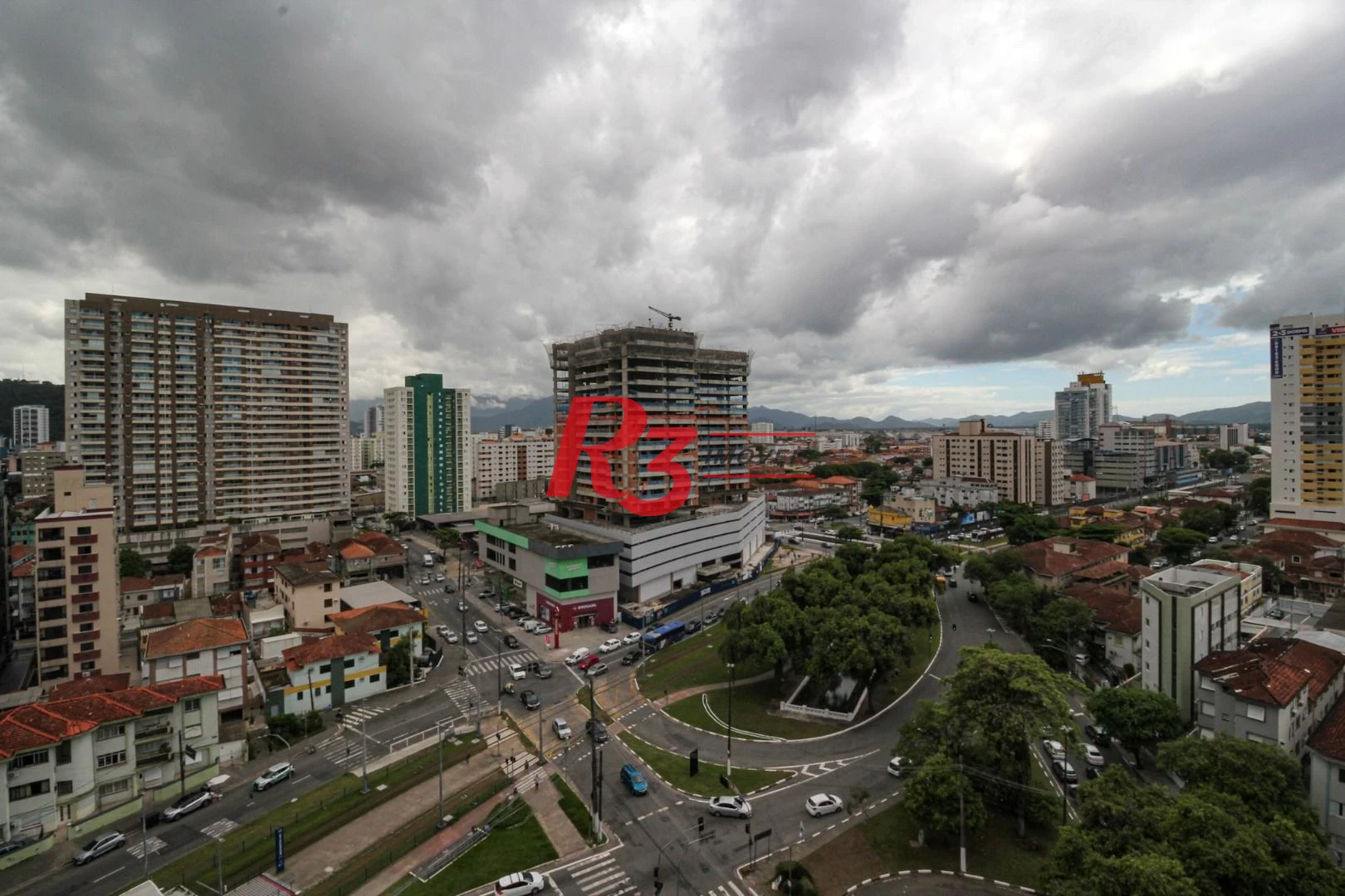 COBERTURA NO GONZAGA COM 4 ANDARES SERVIDOS POR ELEVADOR - ÚNICA DE SANTOS