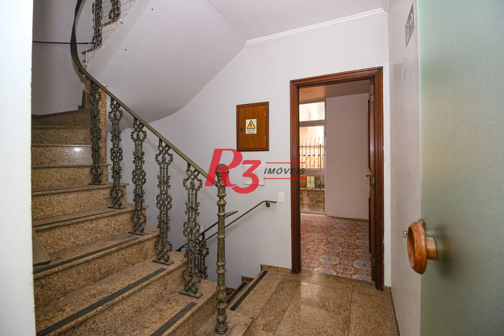 Sobrado para alugar com 4 dormitórios 1 Suíte, 390 m² Piscina, 2 VGS Boqueirão Santos/SP