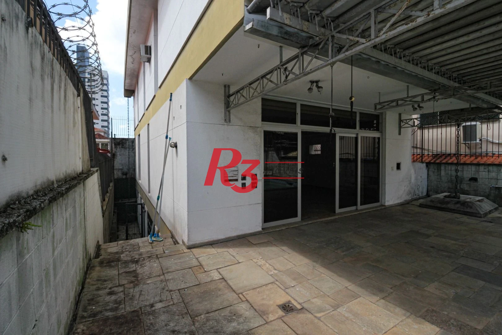 Sobrado para alugar com 4 dormitórios 1 Suíte, 390 m² Piscina, 2 VGS Boqueirão Santos/SP