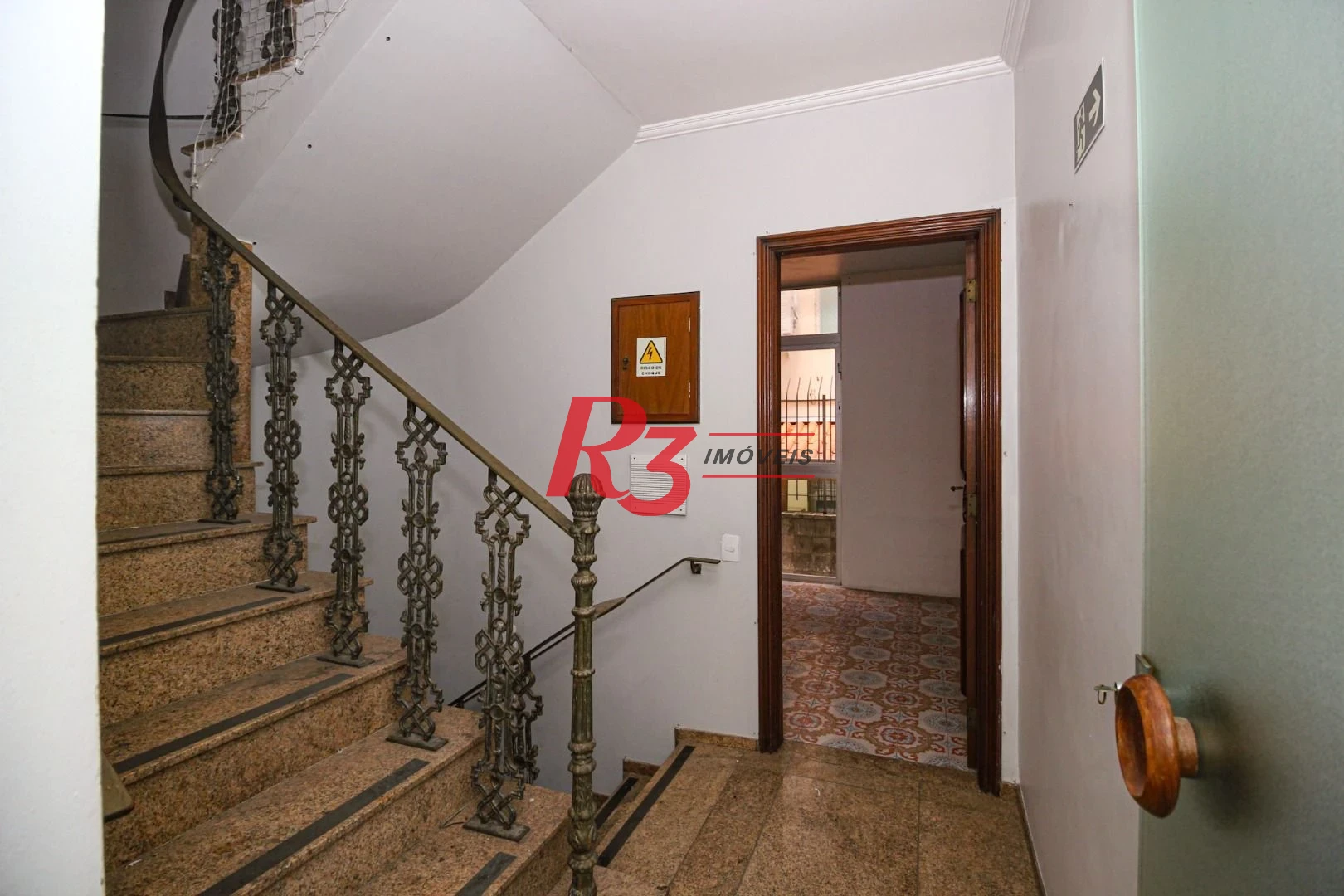 Sobrado para alugar com 4 dormitórios 1 Suíte, 390 m² Piscina, 2 VGS Boqueirão Santos/SP