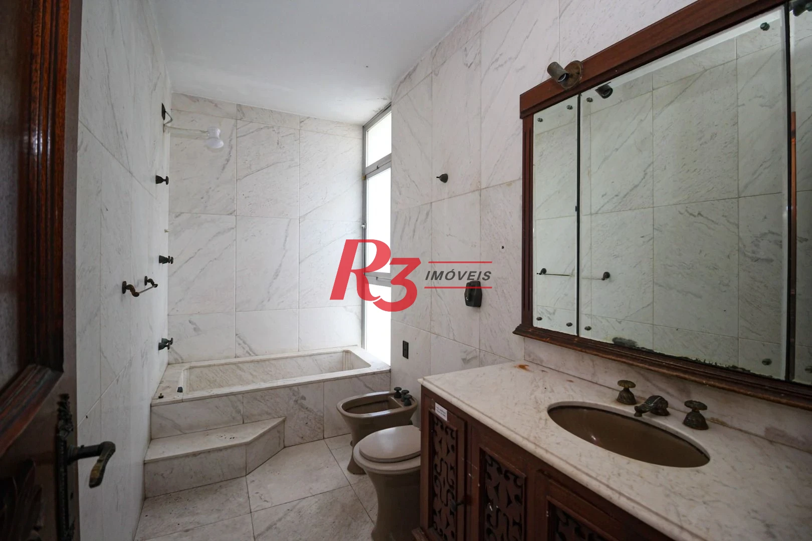 Sobrado para alugar com 4 dormitórios 1 Suíte, 390 m² Piscina, 2 VGS Boqueirão Santos/SP