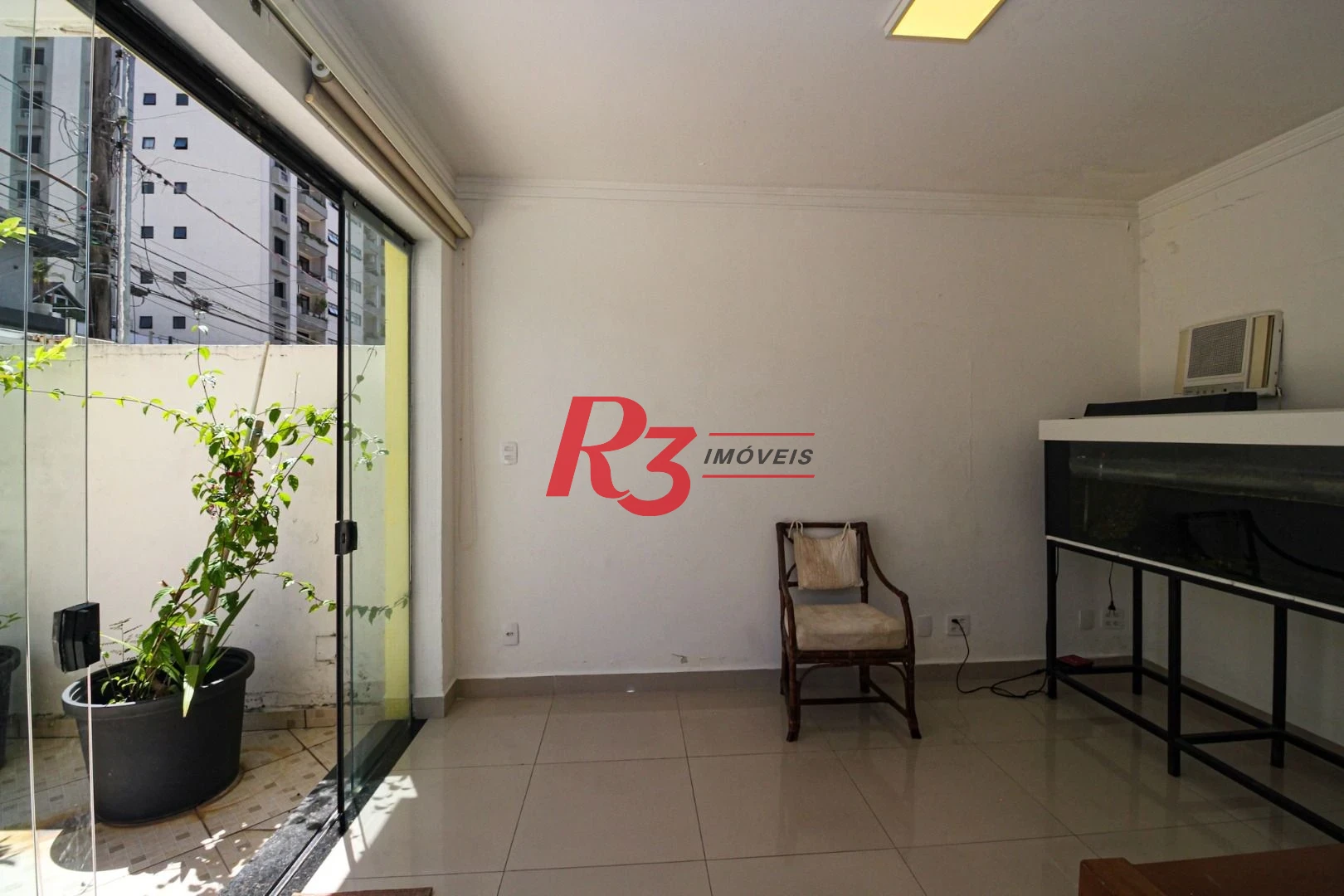 Raridade! Sobrado de esquina para locação comercial na Ponta da Praia, com 156 m², 5 vagas, potencial enorme!! Oportunidade de verdade!!!