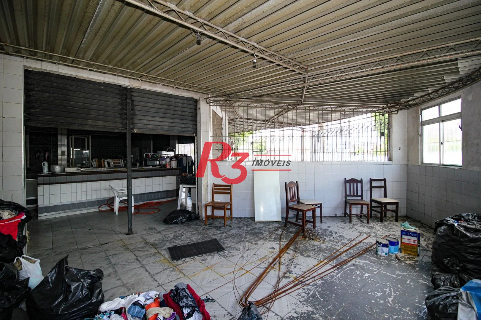 Loja de esquina á venda, região