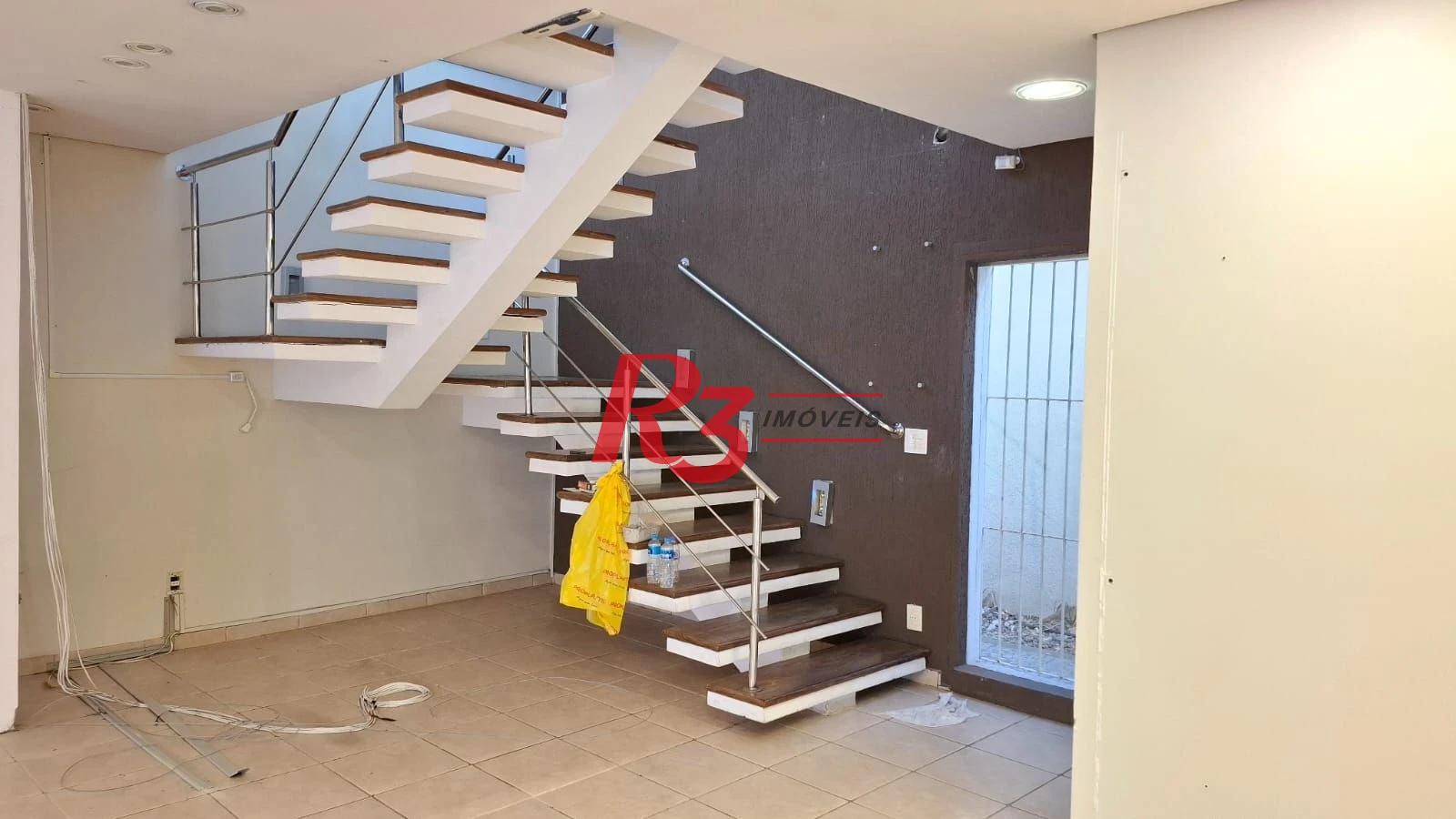 Loja para locação, 230 m², 3 andares, 5 vagas, no Boqueirão, em Santos SP