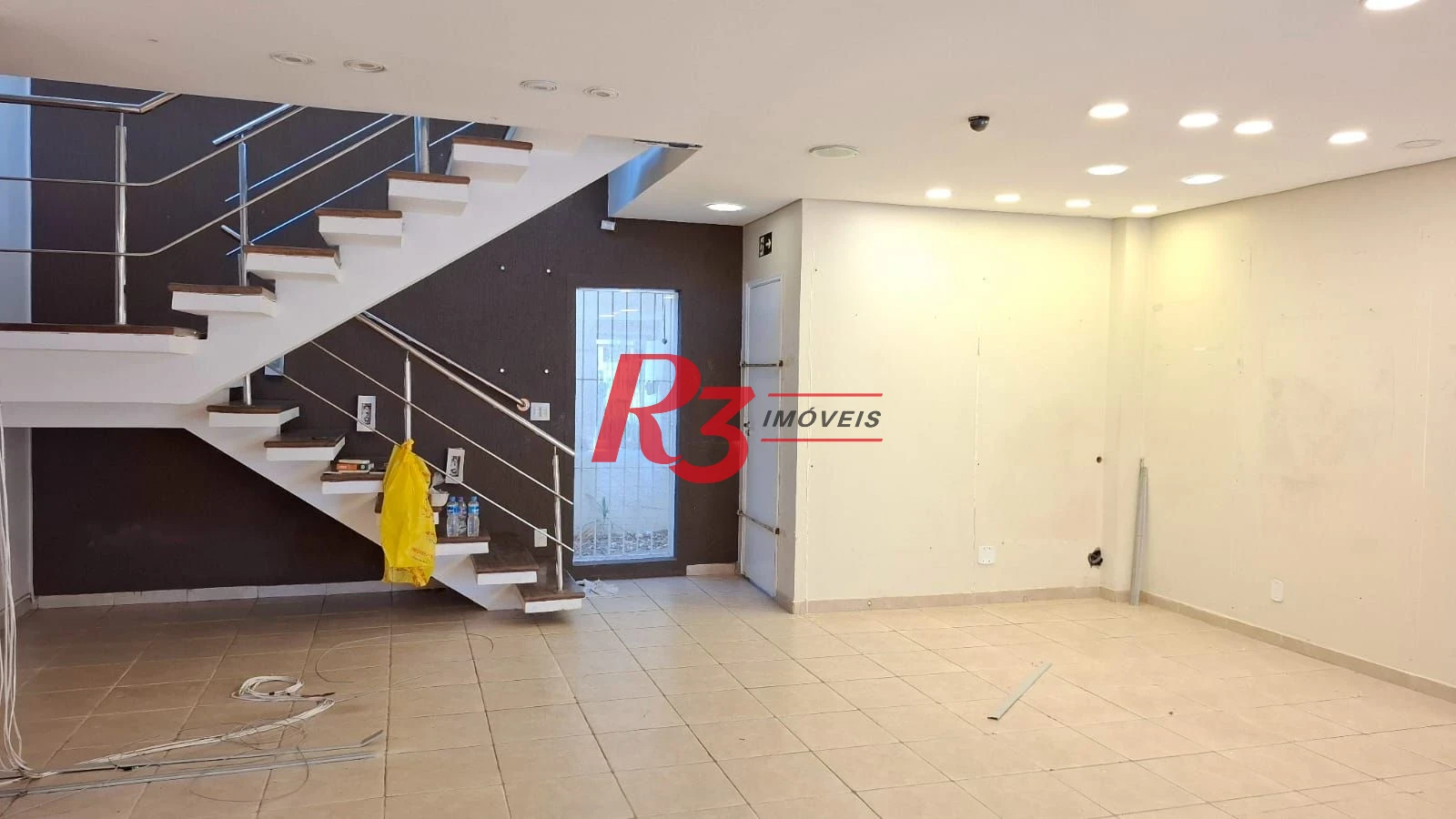 Loja para locação, 230 m², 3 andares, 5 vagas, no Boqueirão, em Santos SP