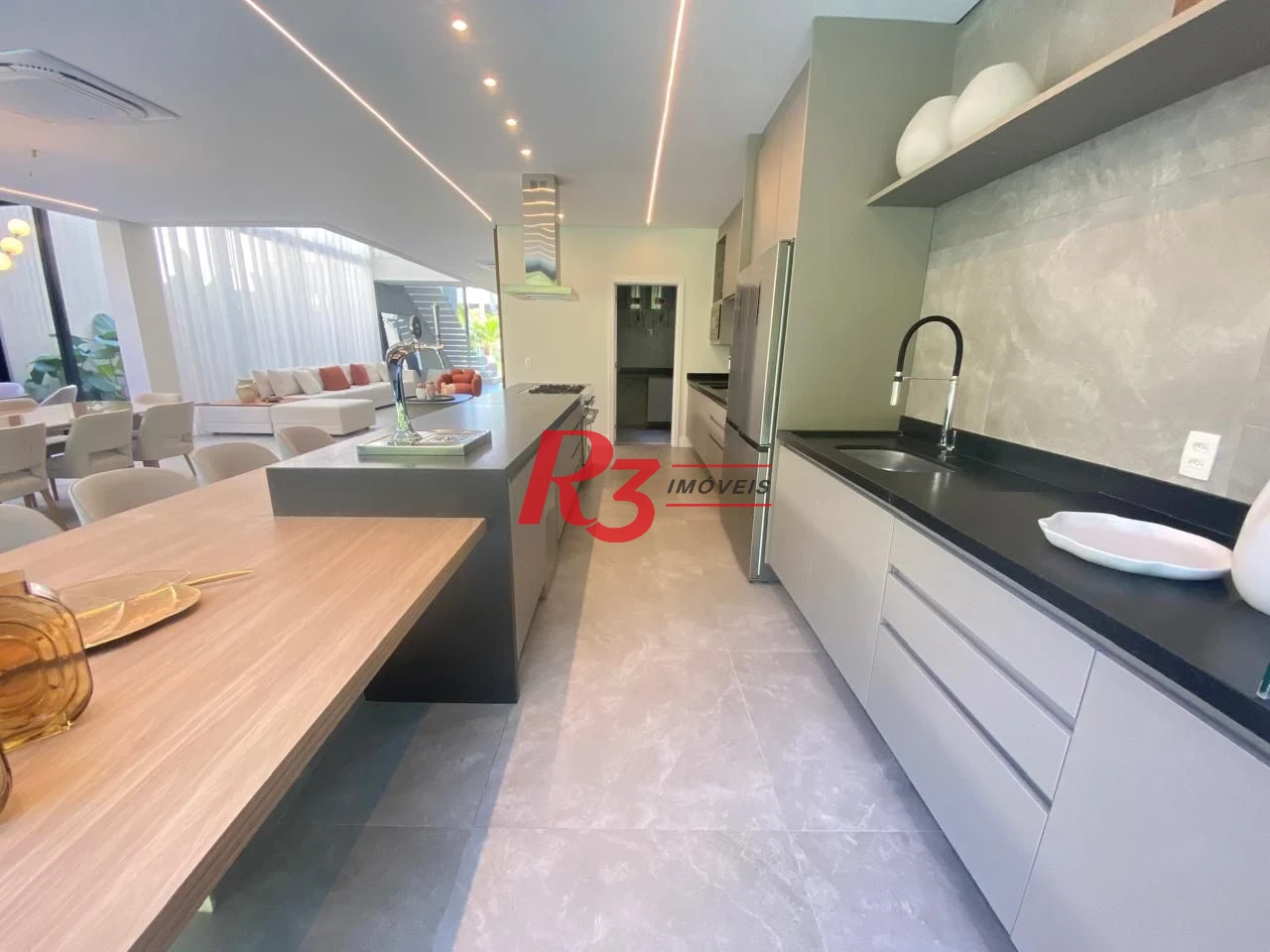 Casa Alto Padrão á venda 6 Suítes Piscina 6 VGS de Garagem Riviera de São Lourenço