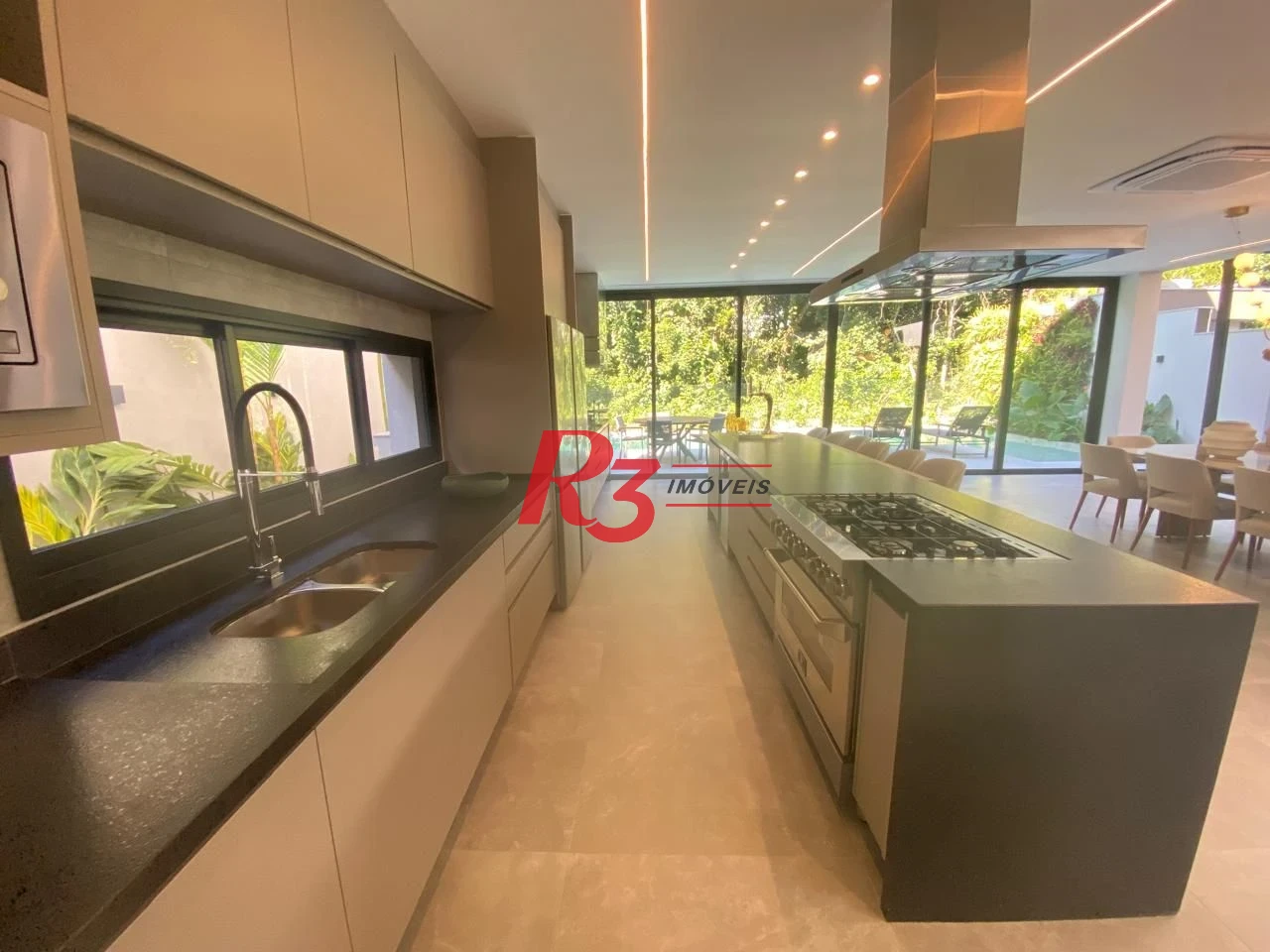Casa Alto Padrão á venda 6 Suítes Piscina 6 VGS de Garagem Riviera de São Lourenço