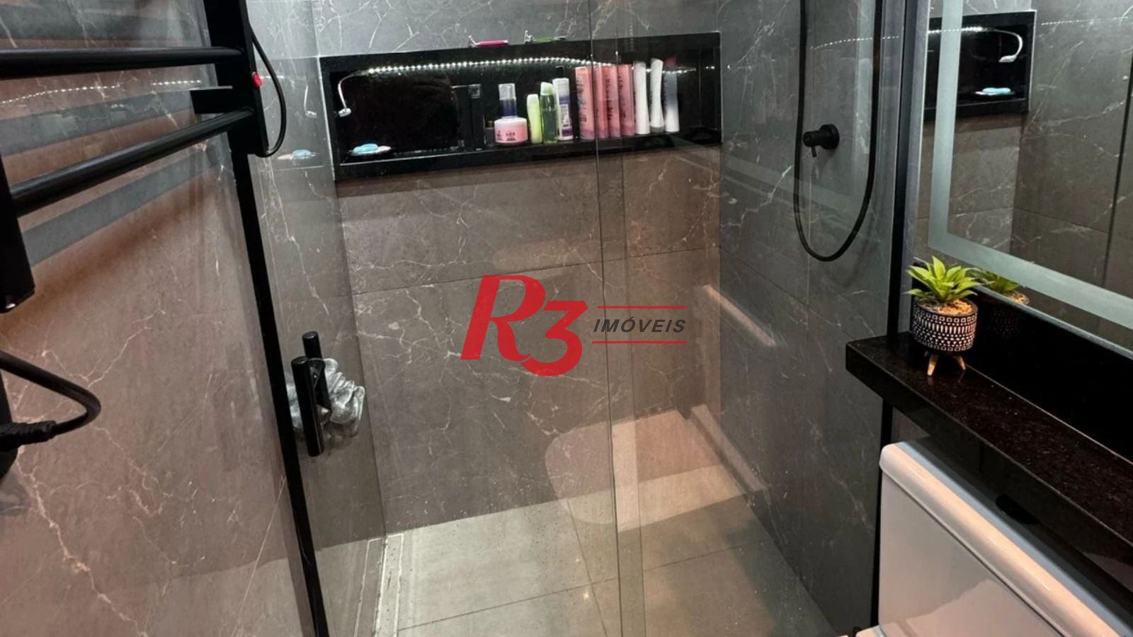 Apartamento com 2 dormitórios à venda, 70 m² por R$ 300.000,00 - Saboó - Santos/SP