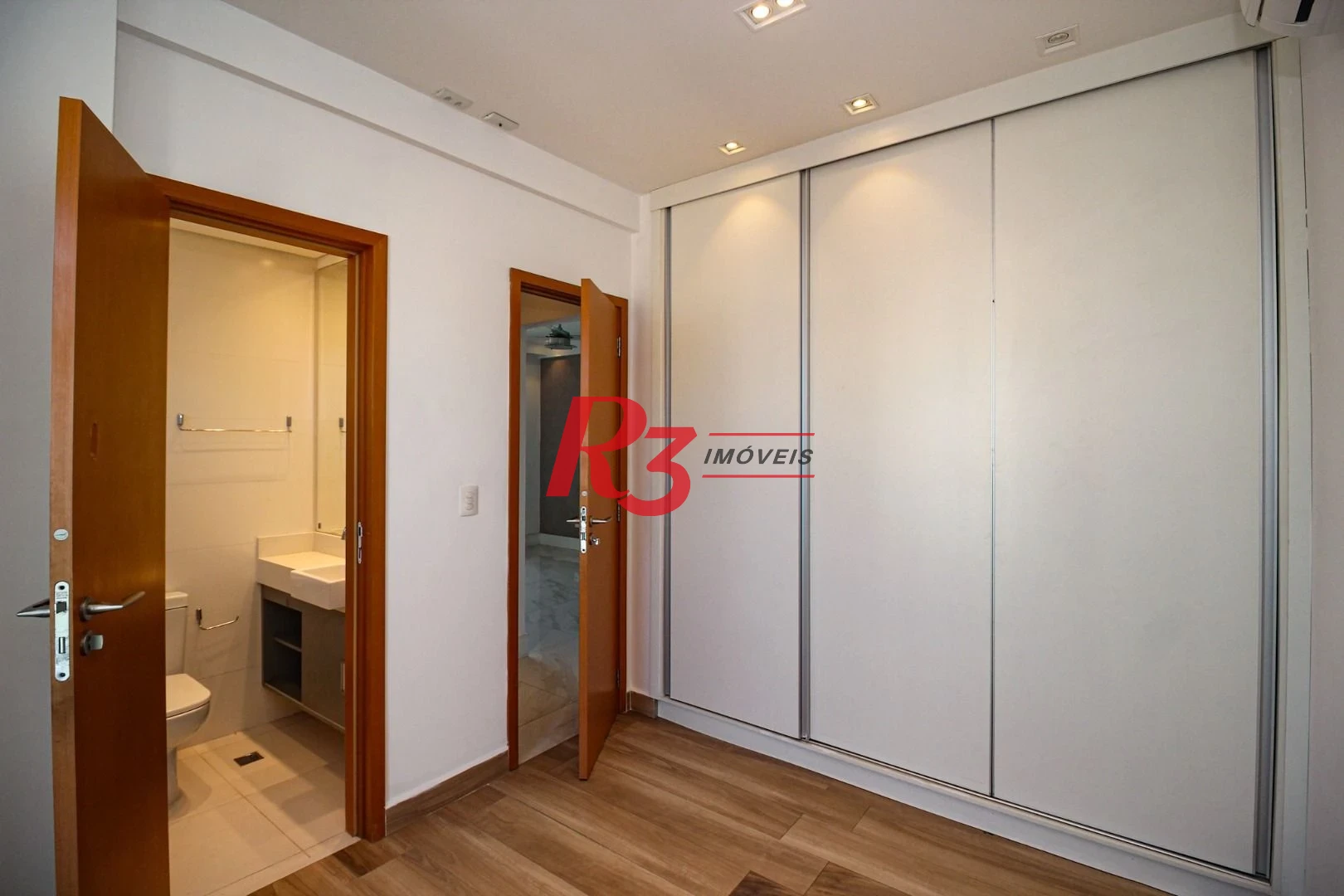 Apartamento á venda 2 dormitórios 2 suítes Edifício Supremo Ponta da Praia