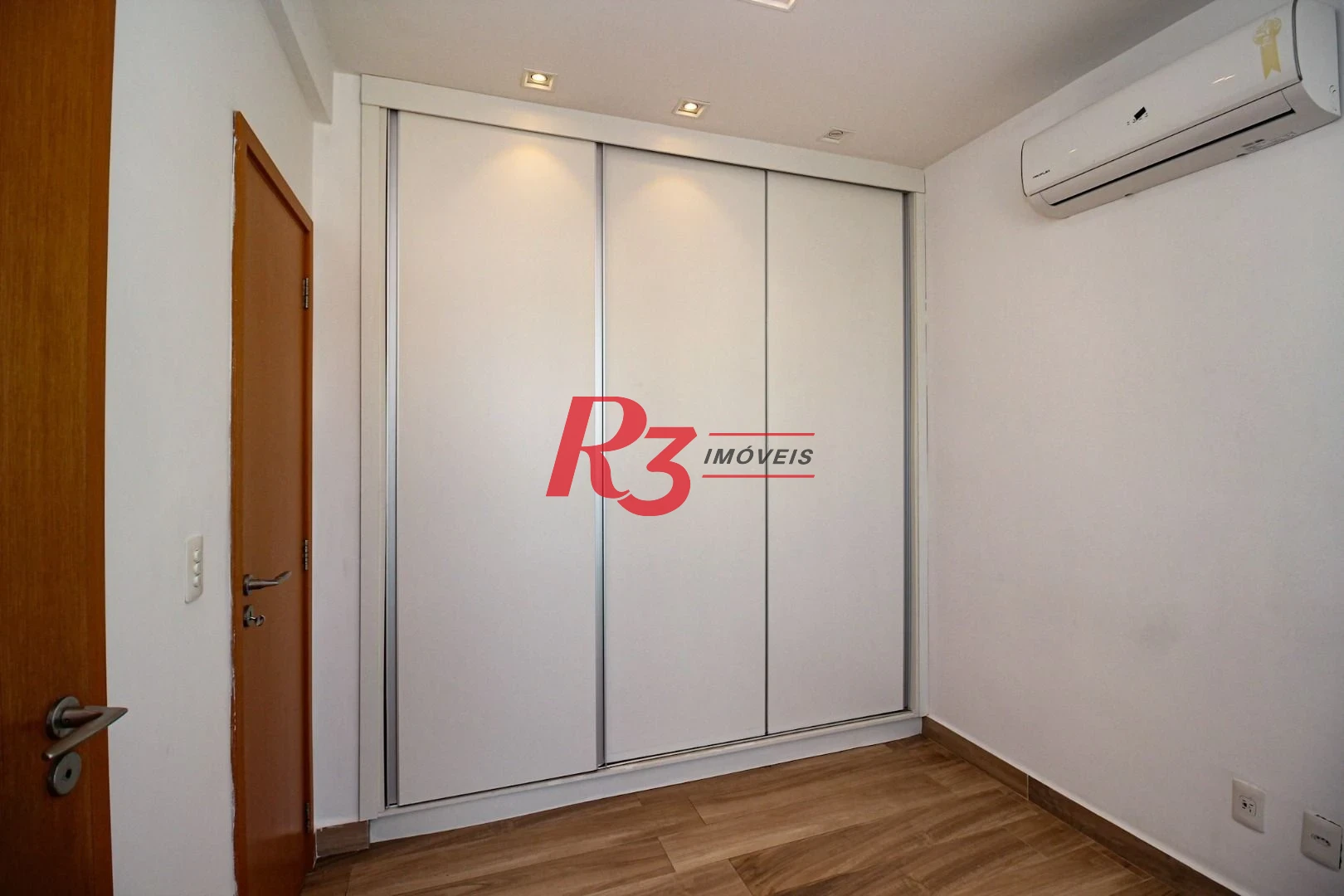 Apartamento á venda 2 dormitórios 2 suítes Edifício Supremo Ponta da Praia