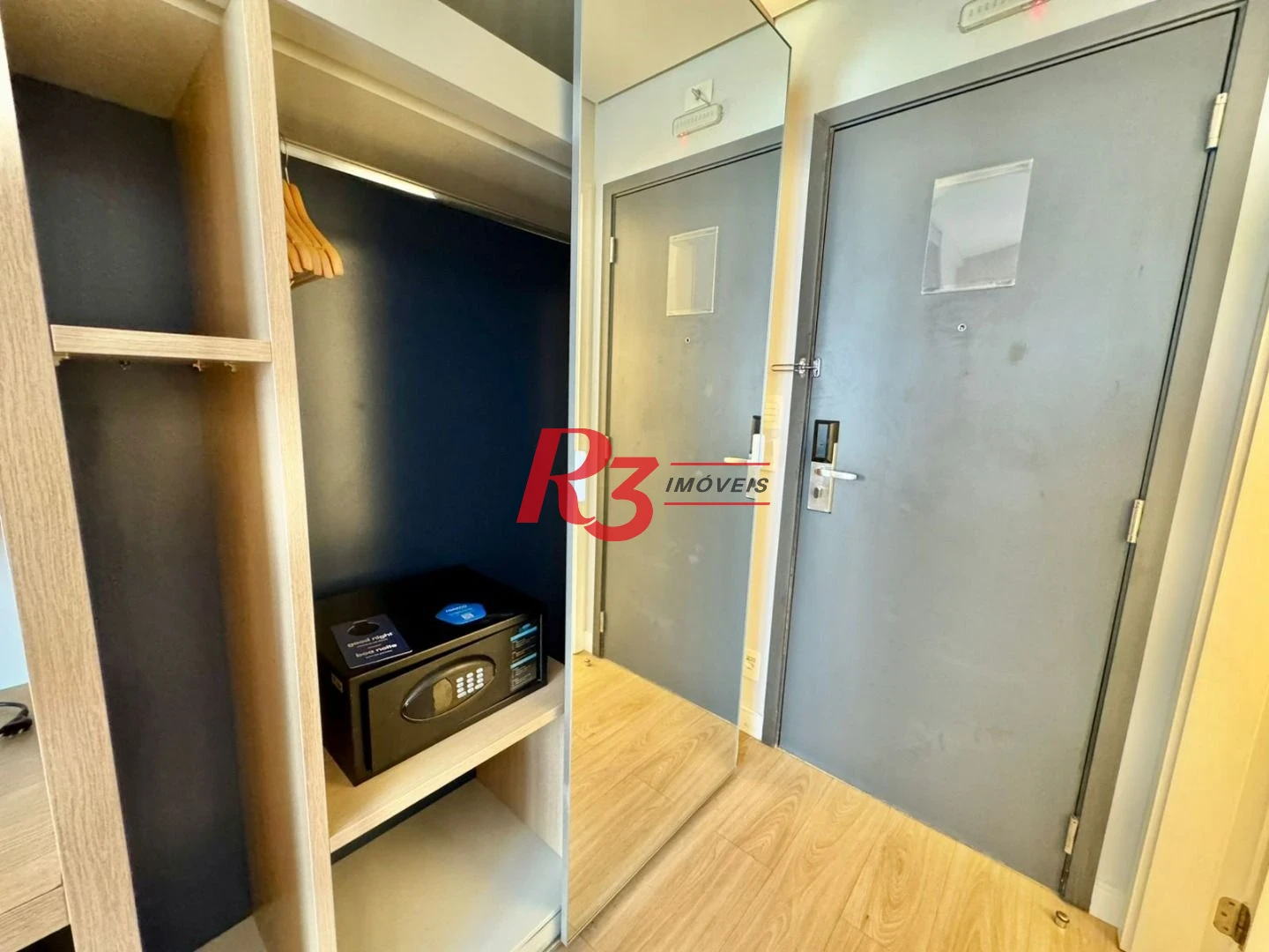 Apartamento com 1 dormitório à venda, 25 m², na quadra da praia, por R$ 390.000 - Gonzaga - Santos/SP