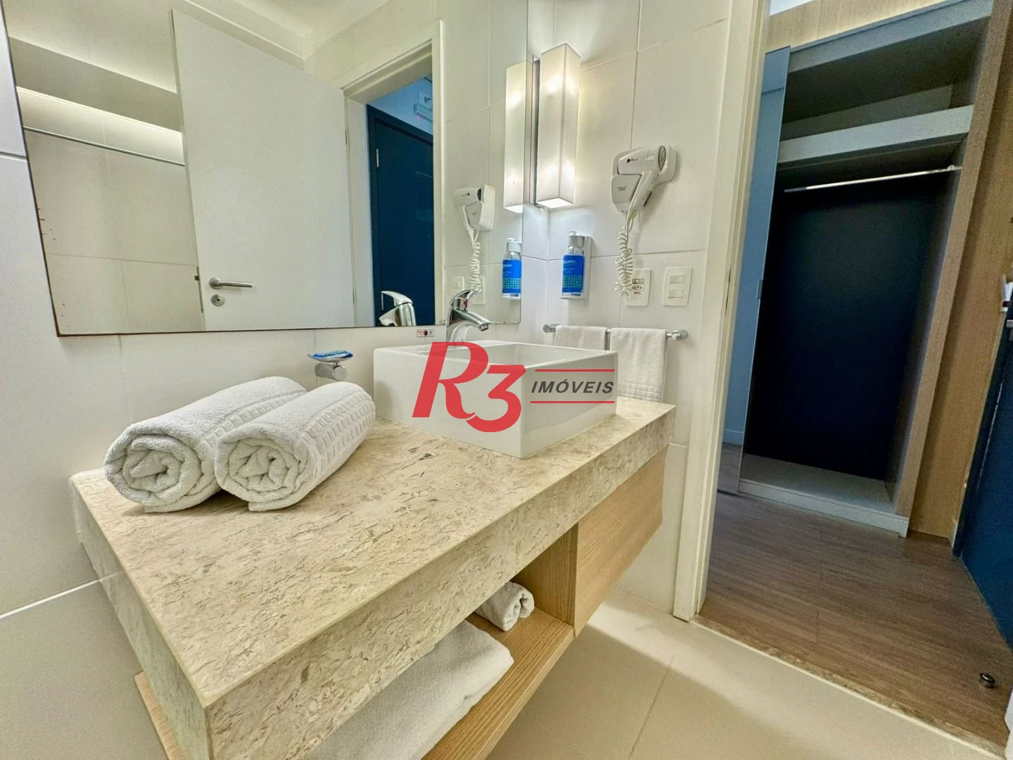 Apartamento com 1 dormitório à venda, 25 m², na quadra da praia, por R$ 390.000 - Gonzaga - Santos/SP