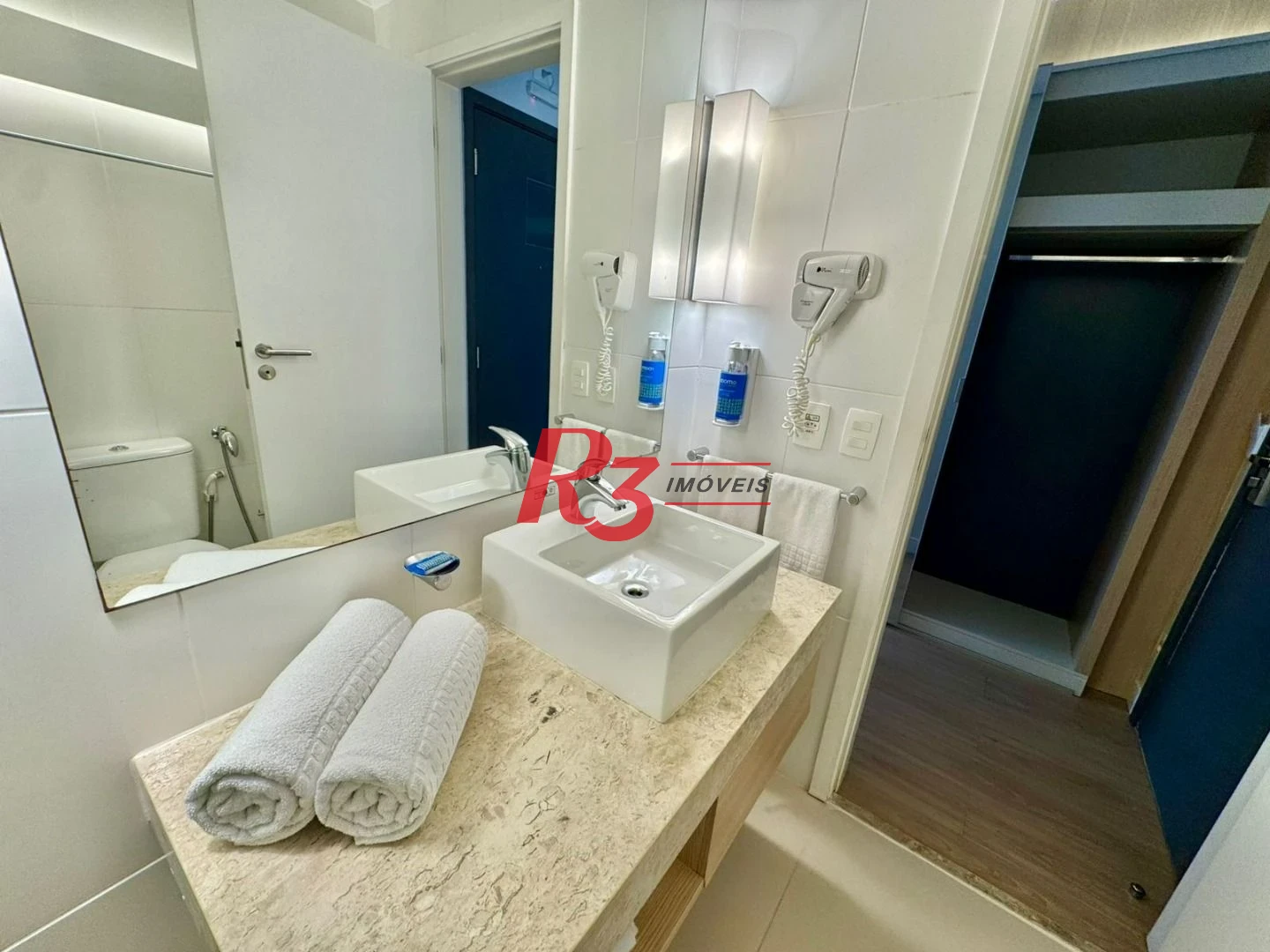 Apartamento com 1 dormitório à venda, 25 m², na quadra da praia, por R$ 390.000 - Gonzaga - Santos/SP