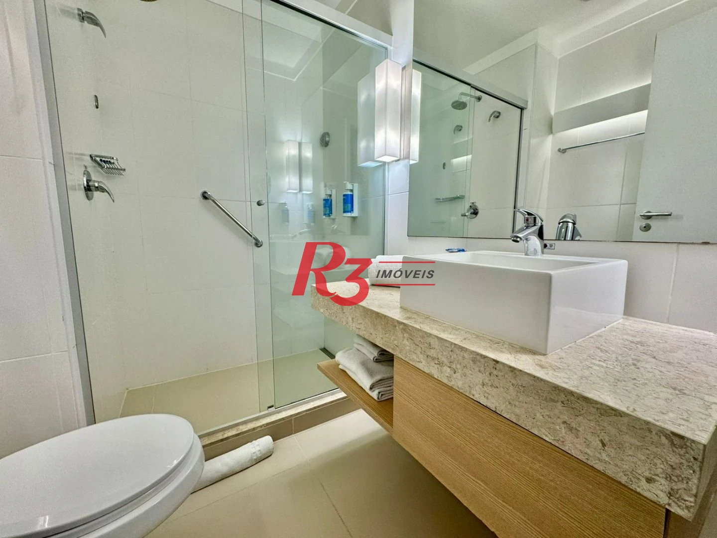 Apartamento com 1 dormitório à venda, 25 m², na quadra da praia, por R$ 390.000 - Gonzaga - Santos/SP