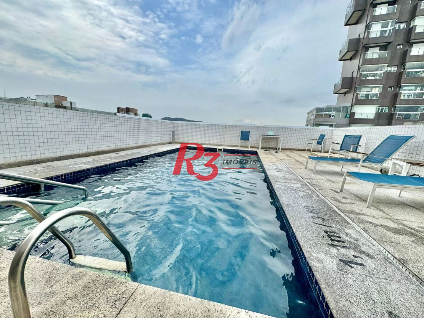Apartamento com 1 dormitório à venda, 25 m², na quadra da praia, por R$ 390.000 - Gonzaga - Santos/SP
