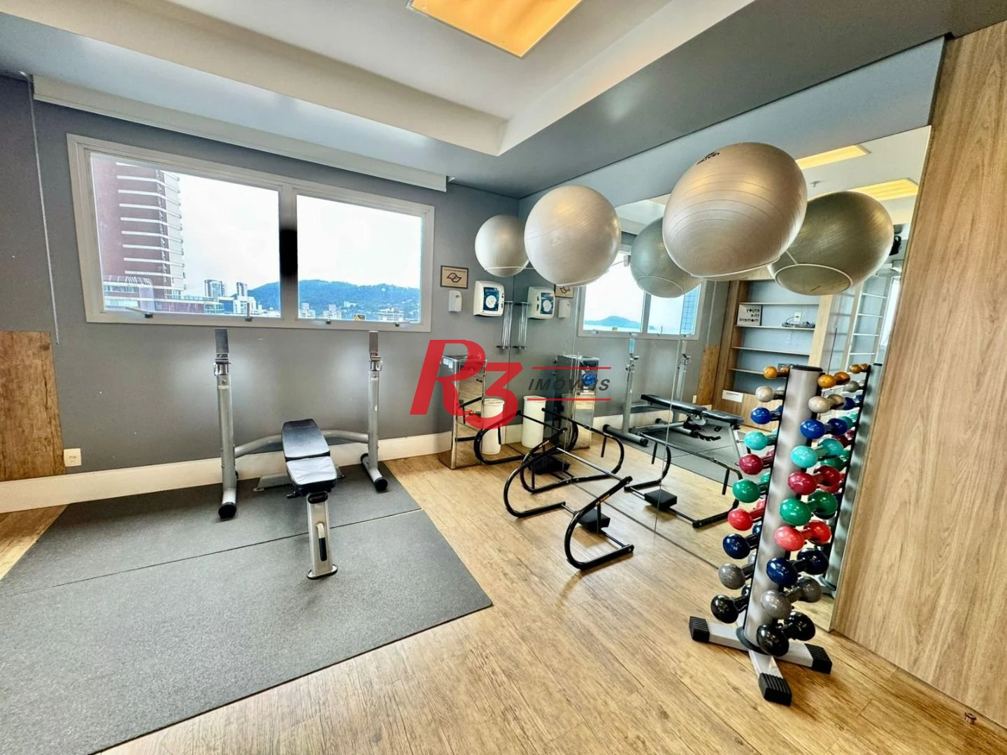 Apartamento com 1 dormitório à venda, 25 m², na quadra da praia, por R$ 390.000 - Gonzaga - Santos/SP