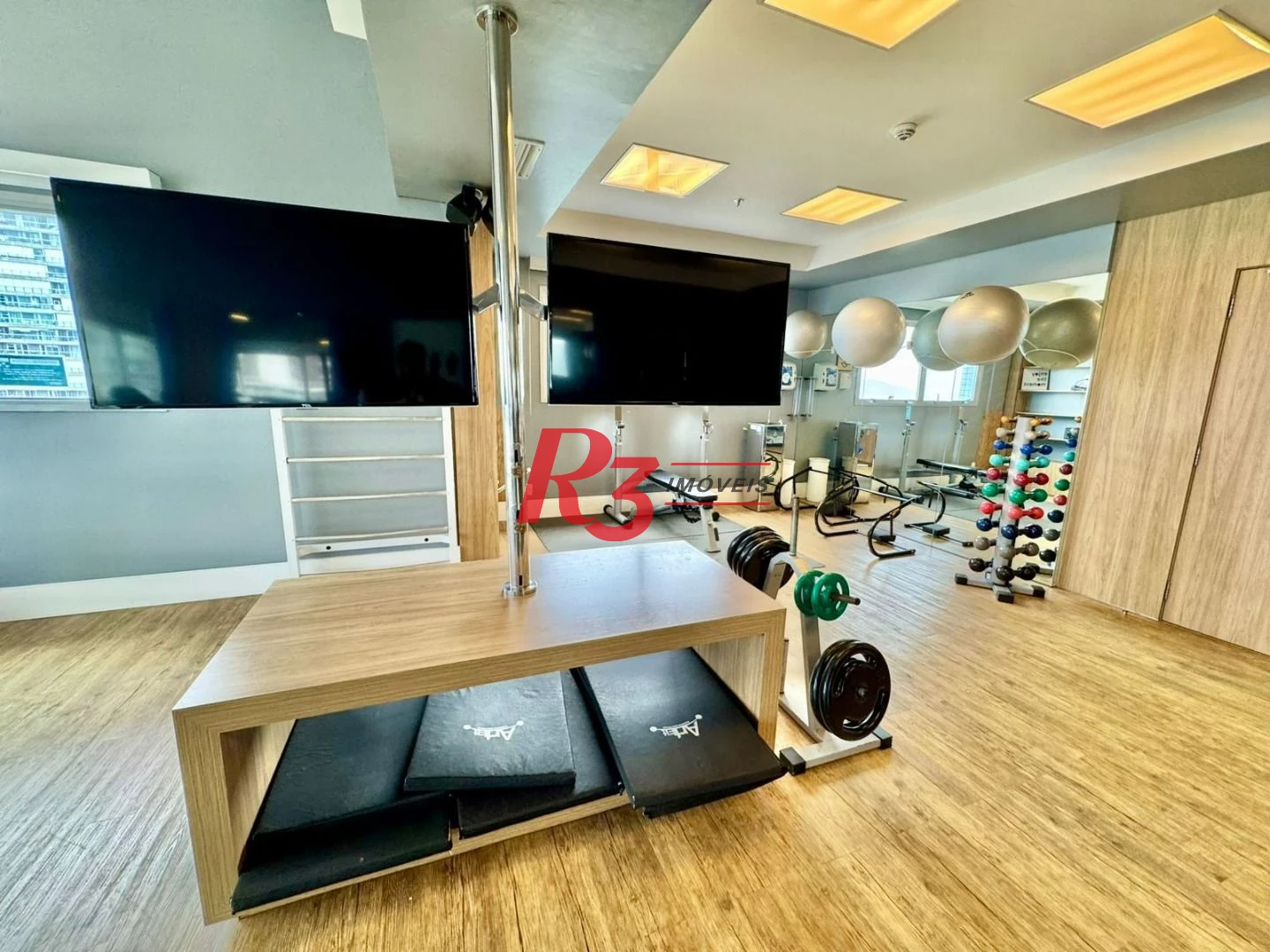 Apartamento com 1 dormitório à venda, 25 m², na quadra da praia, por R$ 390.000 - Gonzaga - Santos/SP