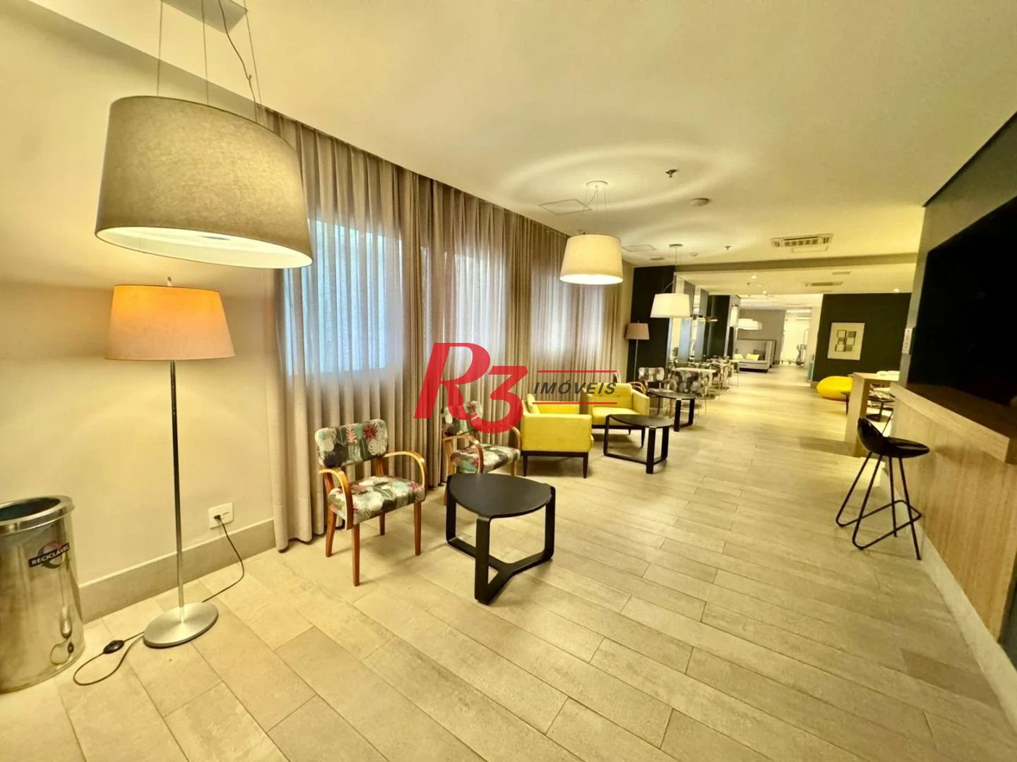 Apartamento com 1 dormitório à venda, 25 m², na quadra da praia, por R$ 390.000 - Gonzaga - Santos/SP