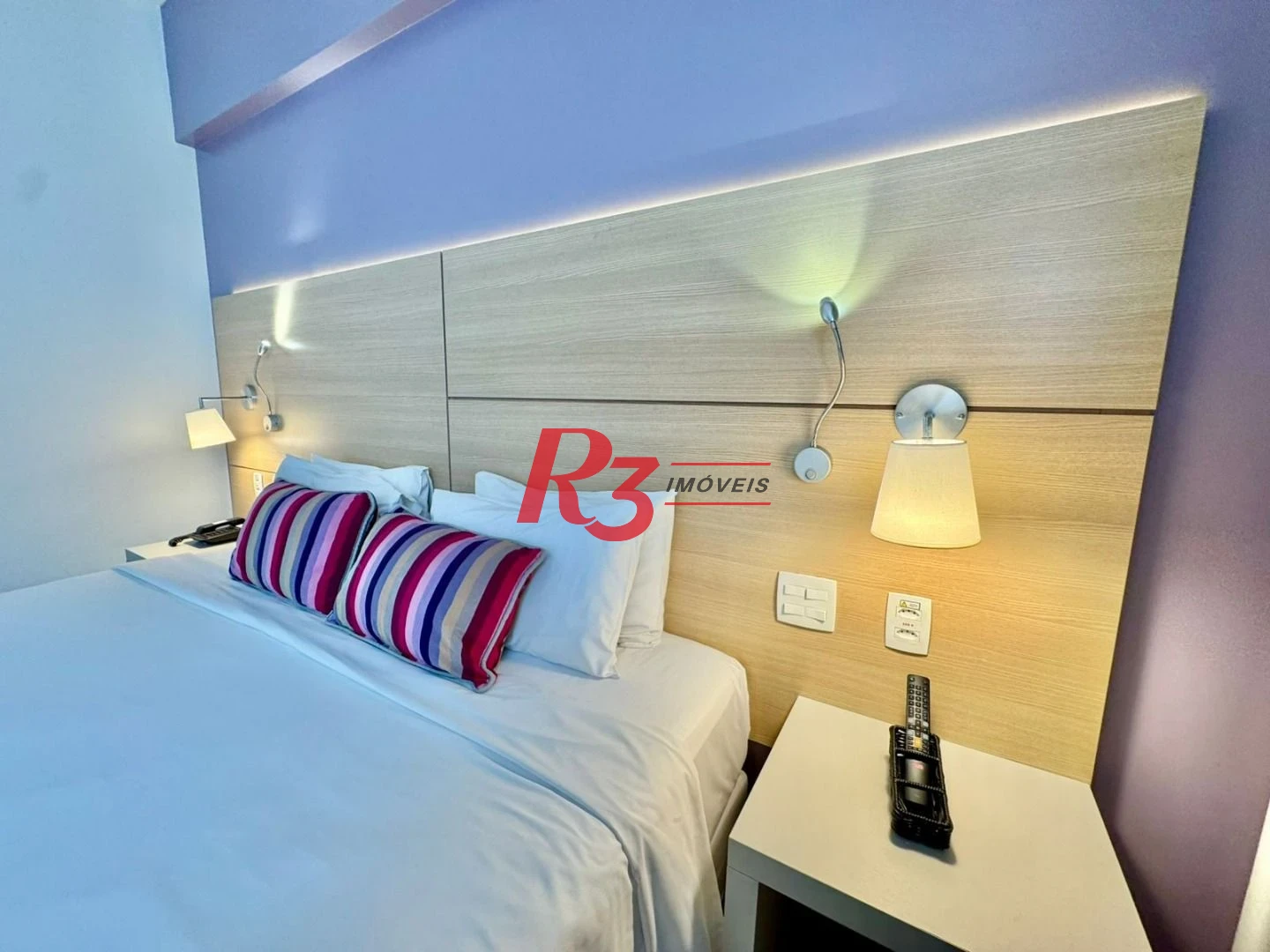 Apartamento com 1 dormitório à venda, 25 m², na quadra da praia, por R$ 390.000 - Gonzaga - Santos/SP