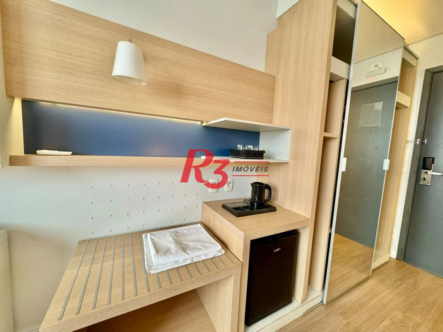 Apartamento com 1 dormitório à venda, 25 m², na quadra da praia, por R$ 390.000 - Gonzaga - Santos/SP