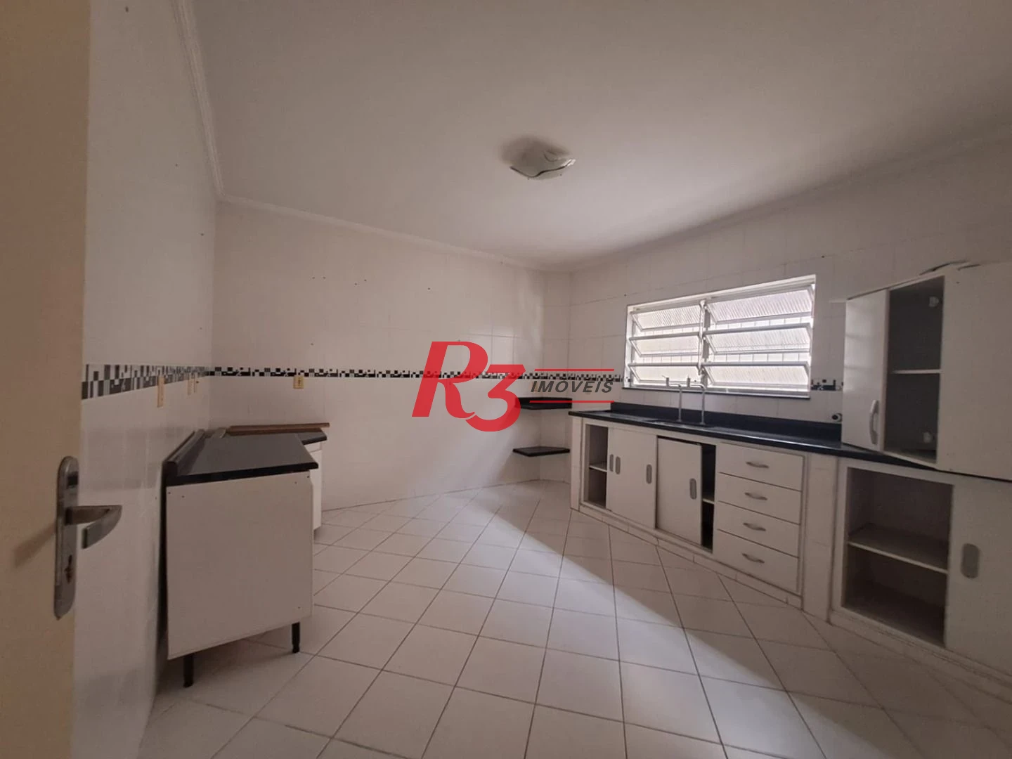 Sobrado com 3 dormitórios à venda, 146 m² por R$ 380.000,00 - Vila Cascatinha - São Vicente/SP
