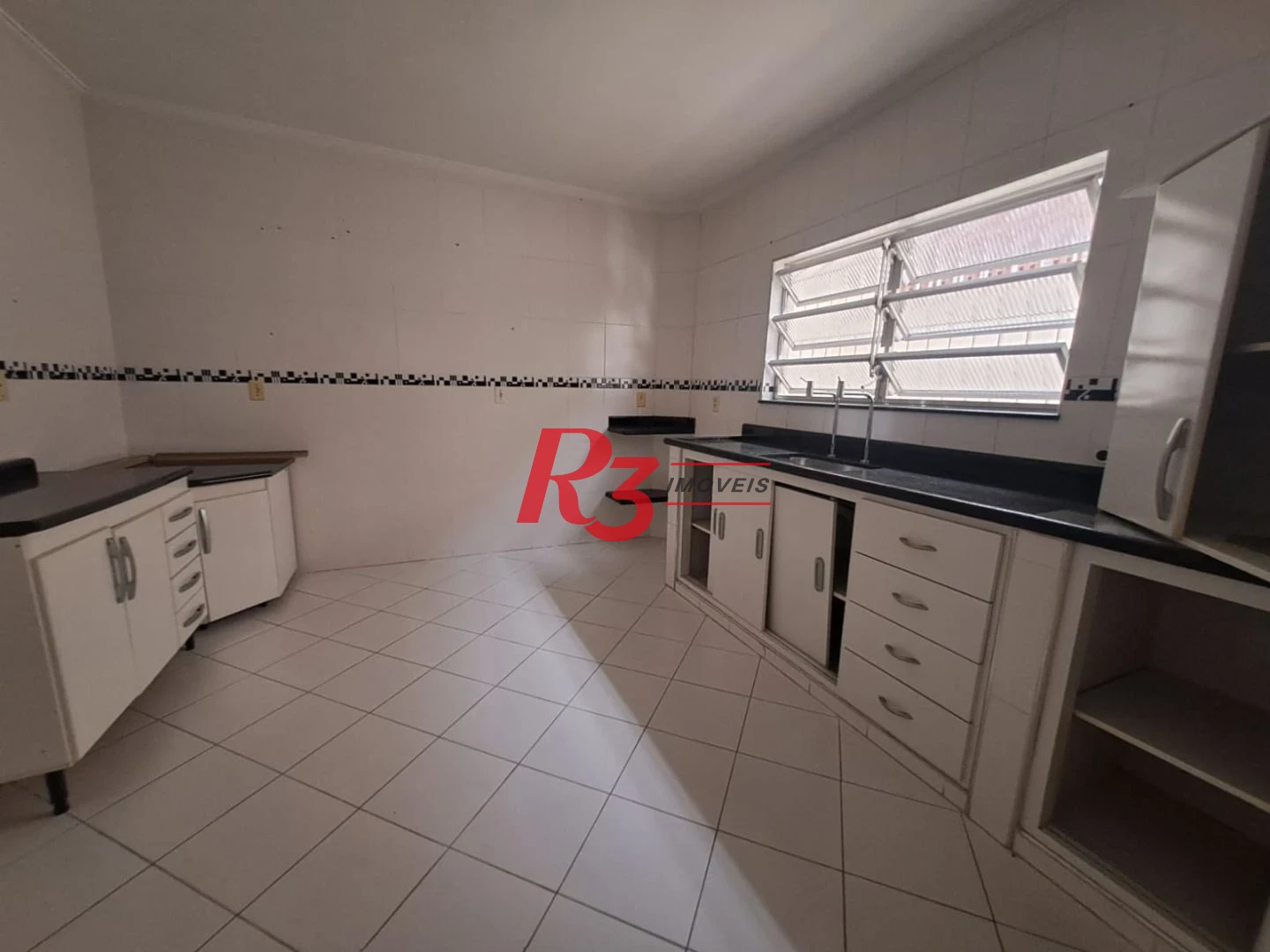 Sobrado com 3 dormitórios à venda, 146 m² por R$ 380.000,00 - Vila Cascatinha - São Vicente/SP