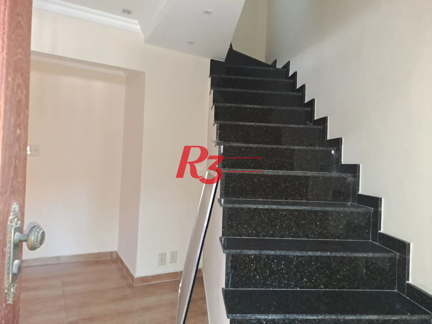 Sobrado com 3 dormitórios à venda, 146 m² por R$ 380.000,00 - Vila Cascatinha - São Vicente/SP