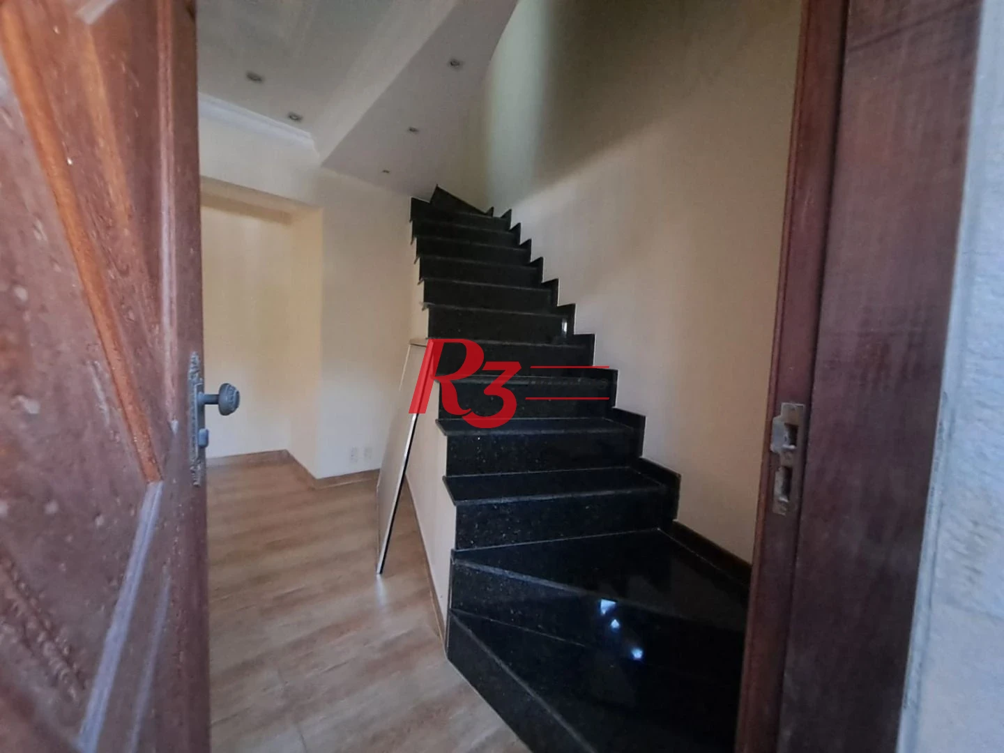 Sobrado com 3 dormitórios à venda, 146 m² por R$ 380.000,00 - Vila Cascatinha - São Vicente/SP