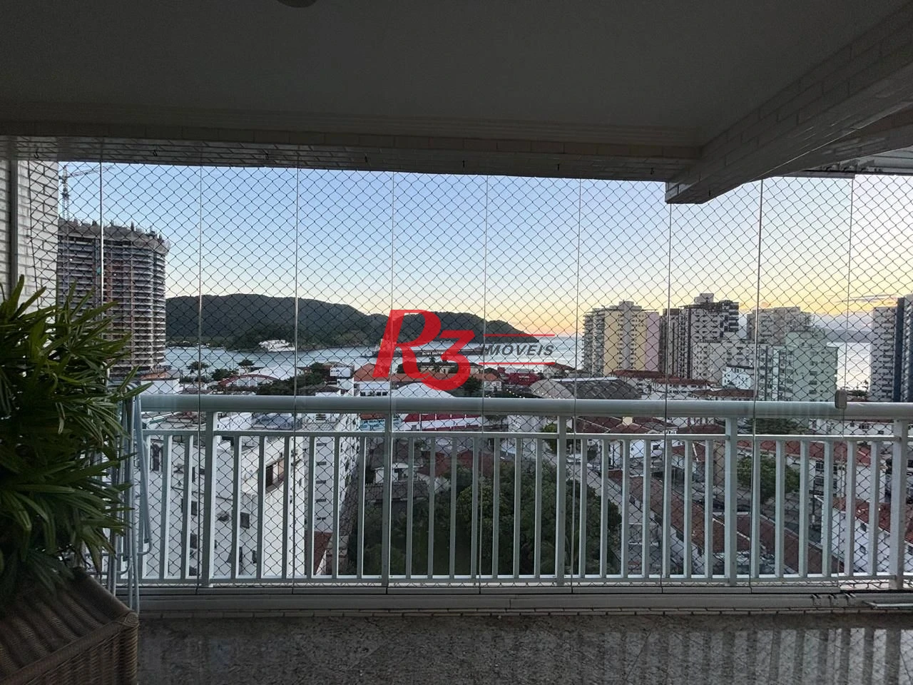 *ACEITA PERMUTA* Apartamento com 4 suítes com varanda e vista mar, 240 m² por R$ 2.200.000 - Ponta da Praia - Santos/SP