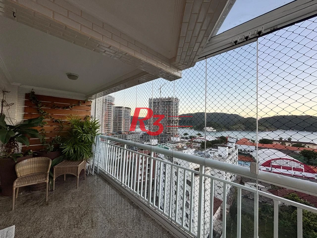 *ACEITA PERMUTA* Apartamento com 4 suítes com varanda e vista mar, 240 m² por R$ 2.200.000 - Ponta da Praia - Santos/SP