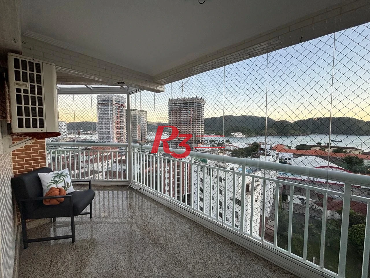 *ACEITA PERMUTA* Apartamento com 4 suítes com varanda e vista mar, 240 m² por R$ 2.200.000 - Ponta da Praia - Santos/SP