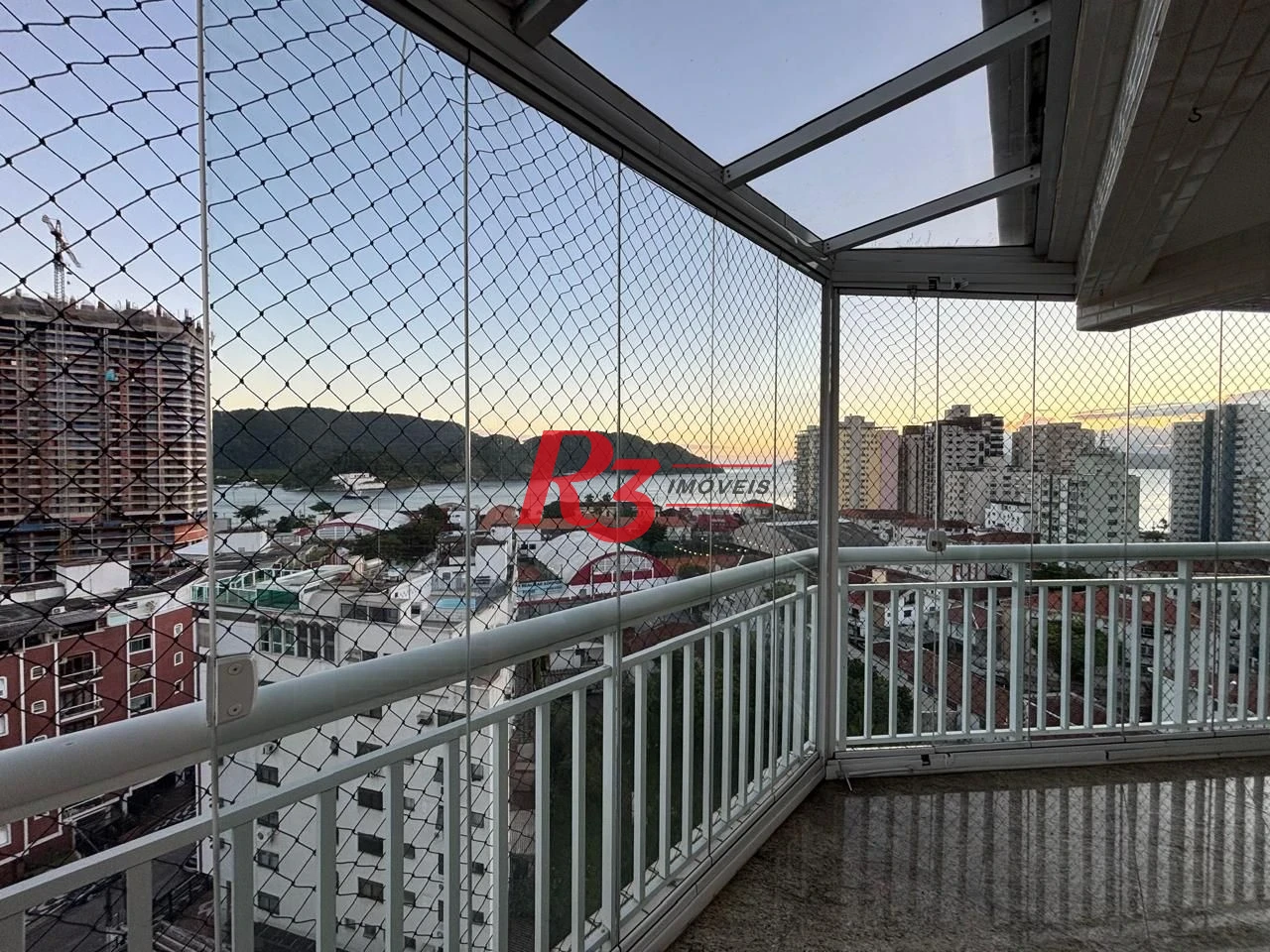 *ACEITA PERMUTA* Apartamento com 4 suítes com varanda e vista mar, 240 m² por R$ 2.200.000 - Ponta da Praia - Santos/SP