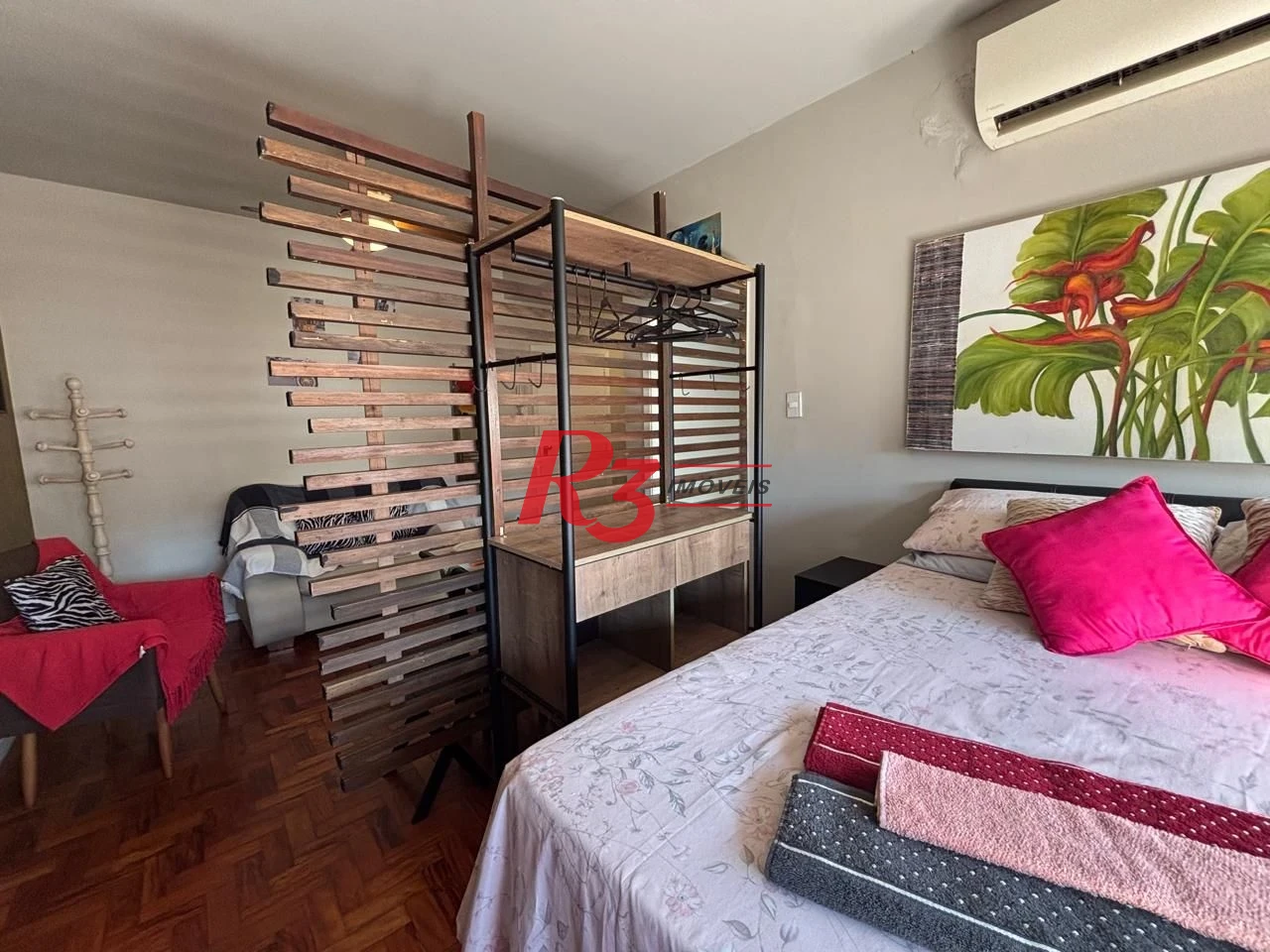 Kitnet reformada e mobiliada à venda, 40 m² por R$ 340.000 - Gonzaga - Santos/SP