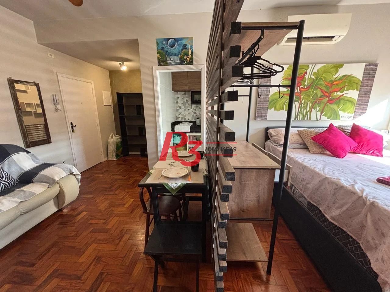 Kitnet reformada e mobiliada à venda, 40 m² por R$ 340.000 - Gonzaga - Santos/SP