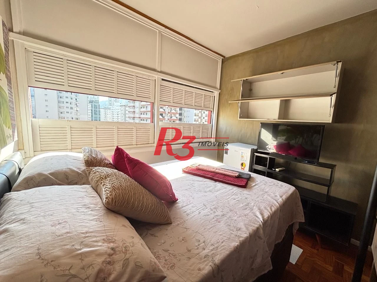 Kitnet reformada e mobiliada à venda, 40 m² por R$ 340.000 - Gonzaga - Santos/SP