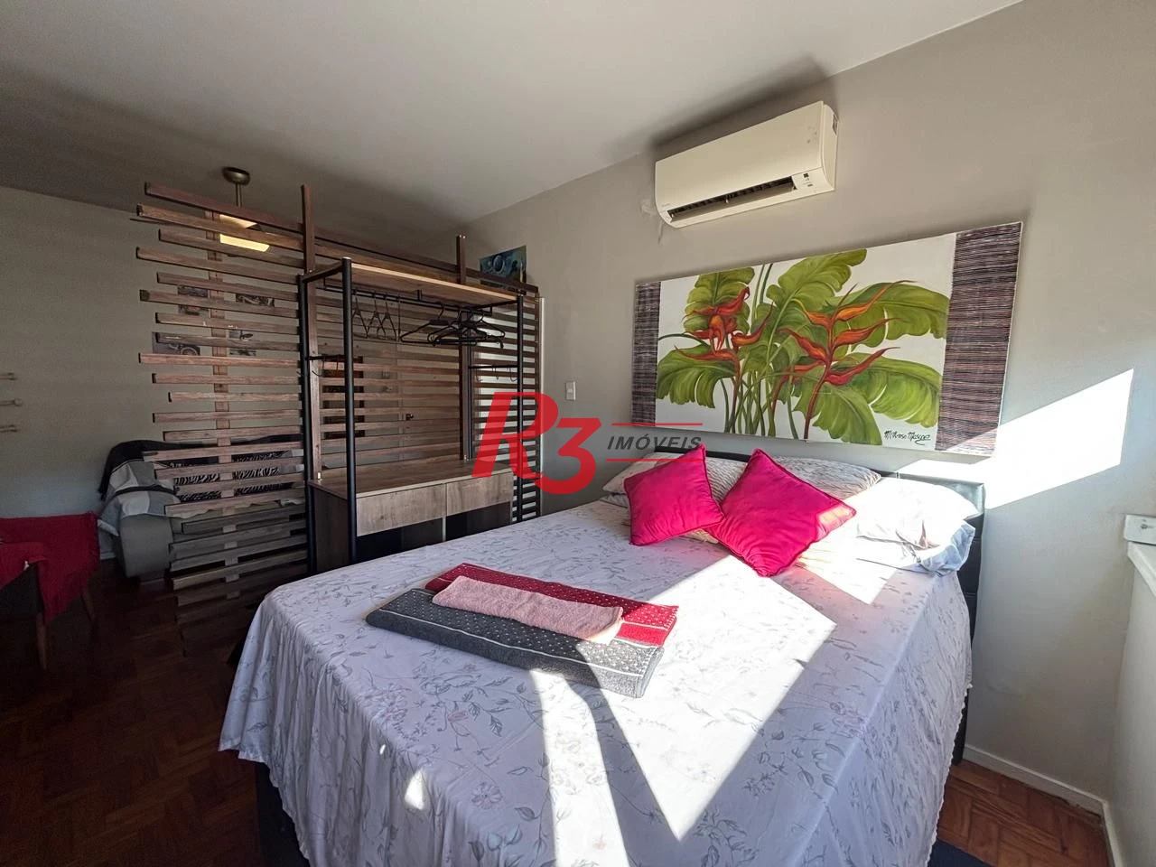 Kitnet reformada e mobiliada à venda, 40 m² por R$ 340.000 - Gonzaga - Santos/SP