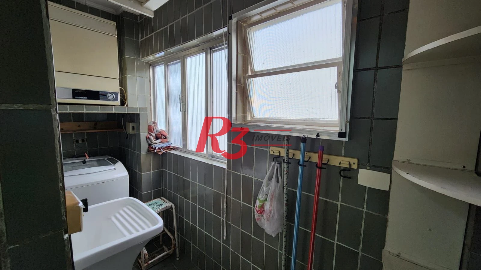 Apartamento com 2 dormitórios à venda, 65 m² por R$ 530.000,00 - José Menino - Santos/SP