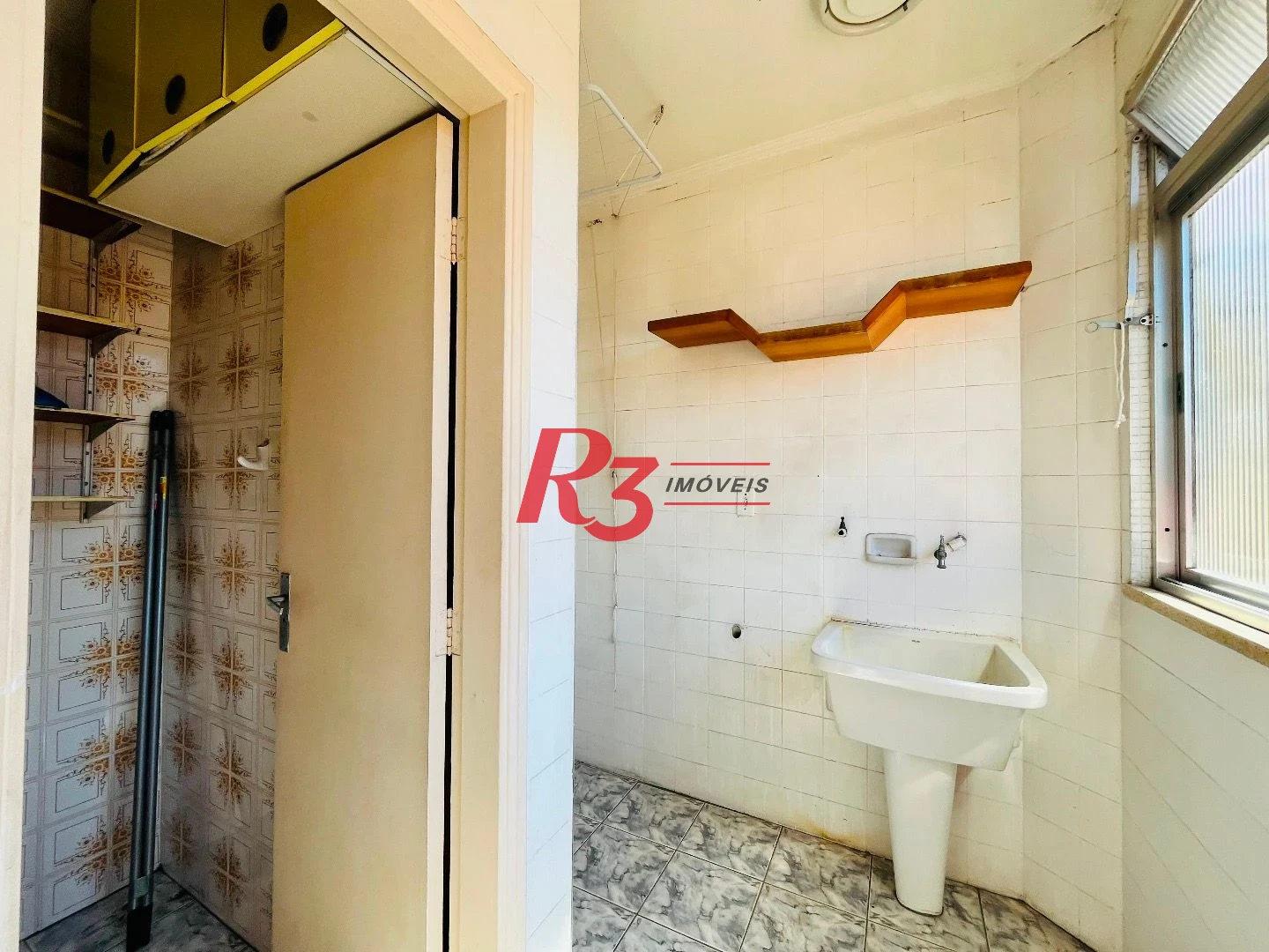 Apartamento com 2 dormitórios à venda, 62 m² por R$ 375.000,00 - Embaré - Santos/SP
