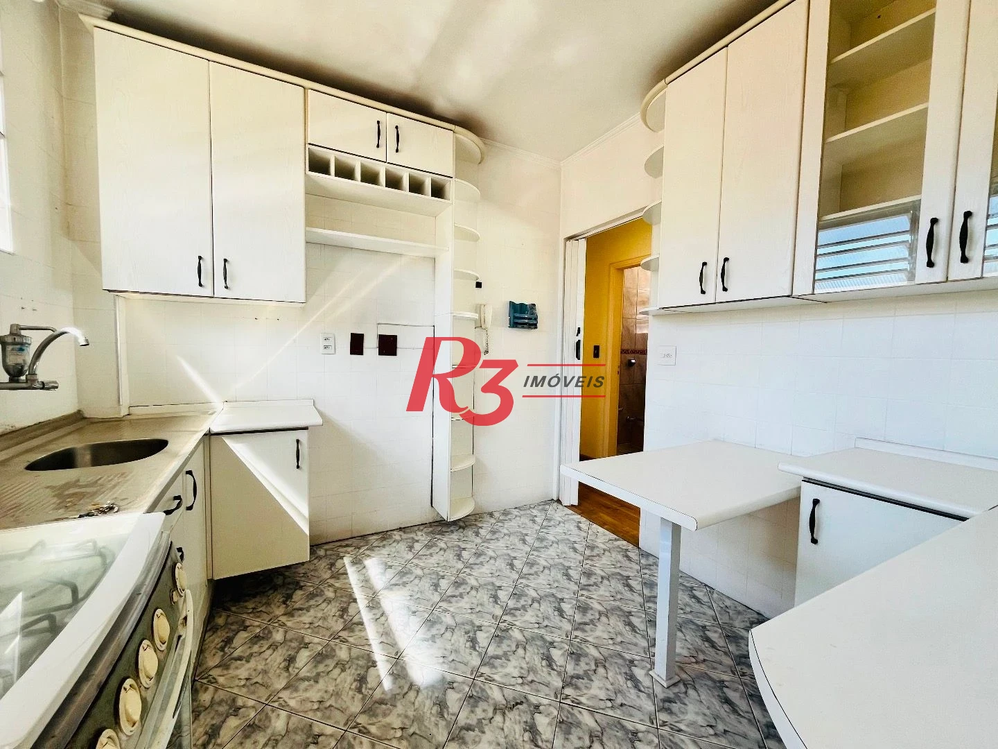 Apartamento com 2 dormitórios à venda, 62 m² por R$ 375.000,00 - Embaré - Santos/SP